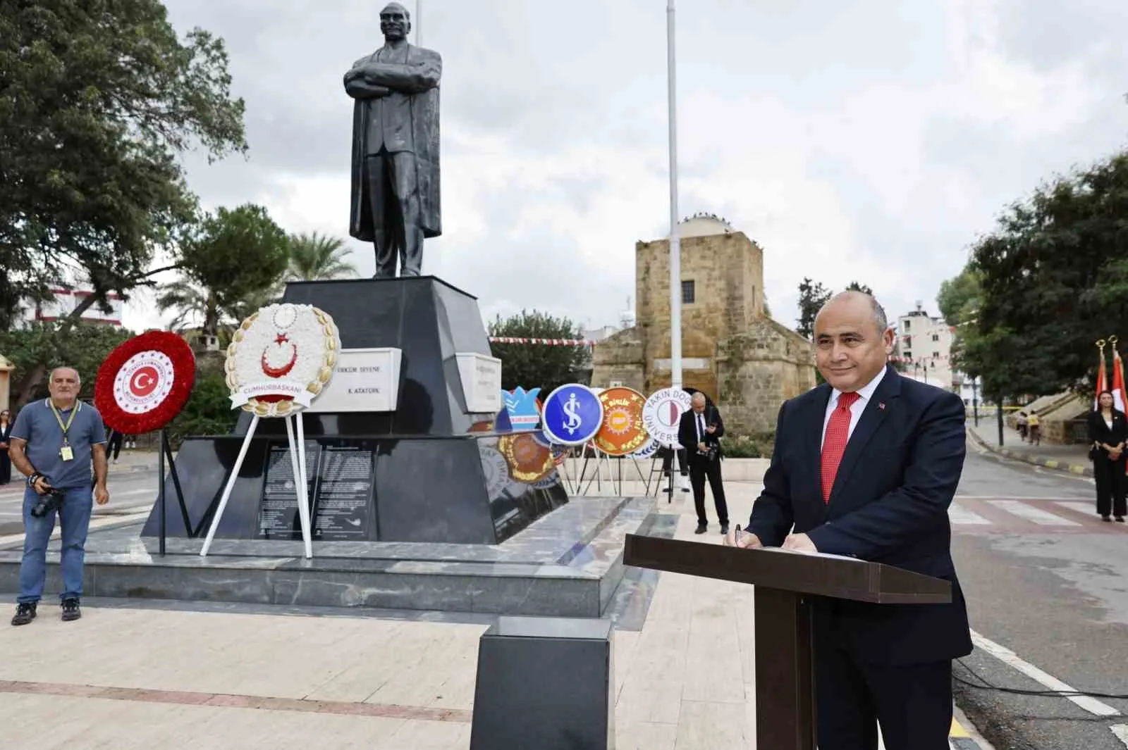 TÖRENDE PROTOKOL SIRASINA GÖRE ATATÜRK ANITI’NA ÇELENKLER SUNULDU. SAYGI DURUŞUNDA BULUNULMASININ ARDINDAN İSTİKLAL MARŞI EŞLİĞİNDE BAYRAKLAR GÖKLERE ÇEKİLDİ.