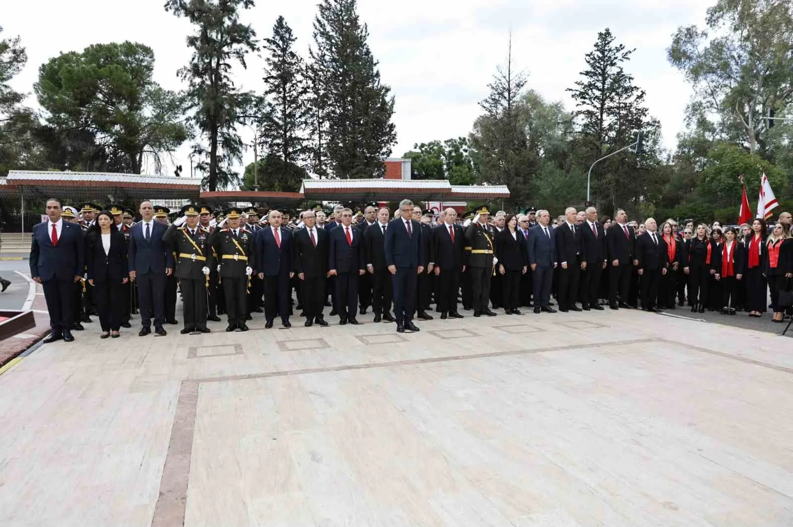 TÖRENDE PROTOKOL SIRASINA GÖRE ATATÜRK ANITI’NA ÇELENKLER SUNULDU. SAYGI DURUŞUNDA BULUNULMASININ ARDINDAN İSTİKLAL MARŞI EŞLİĞİNDE BAYRAKLAR GÖKLERE ÇEKİLDİ.