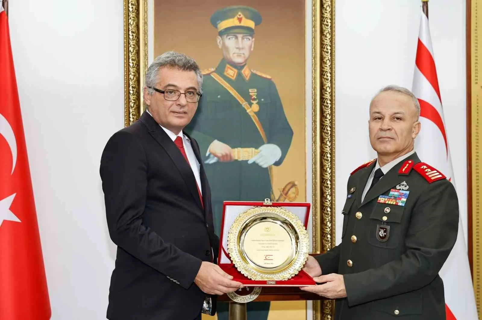 ZİYARET KAPSAMINDA TUFAN ERHÜRMAN İLE KORGENERAL İNALTEKİN ARASINDA PLAKET TAKDİMİ GERÇEKLEŞTİRİLDİ.