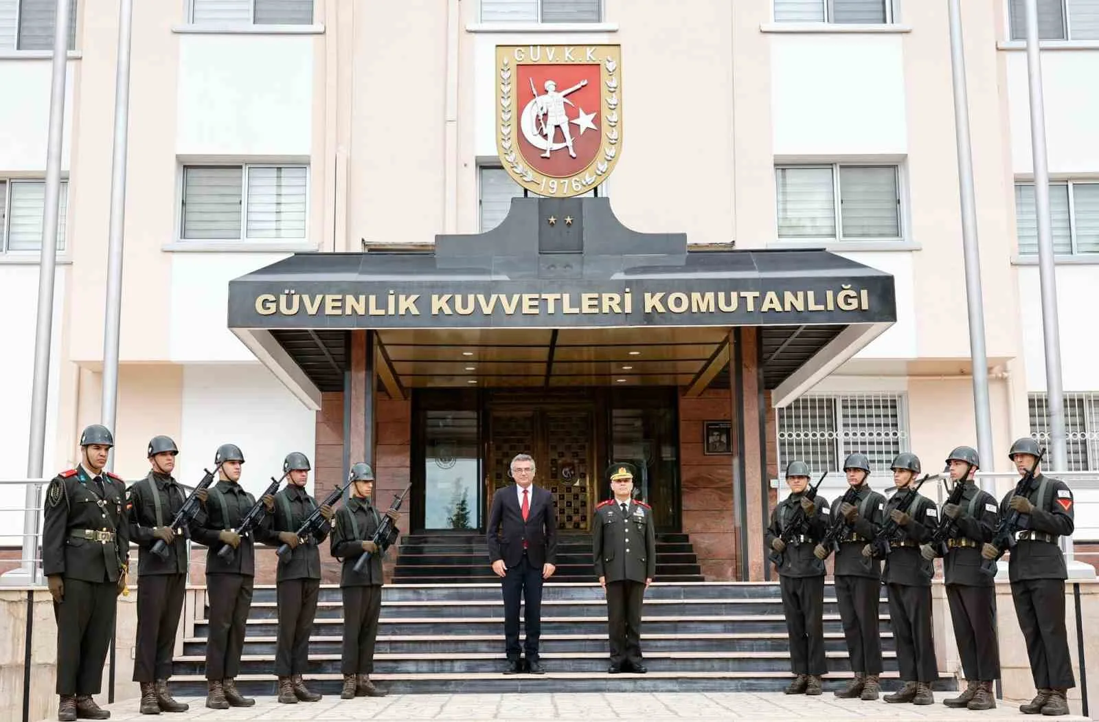 KKTC CUMHURBAŞKANI TUFAN ERHÜRMAN, GÜVENLİK KUVVETLERİ KOMUTANI TÜMGENERAL ŞÜKRÜ BİLİR’İ ZİYARET ETTİ