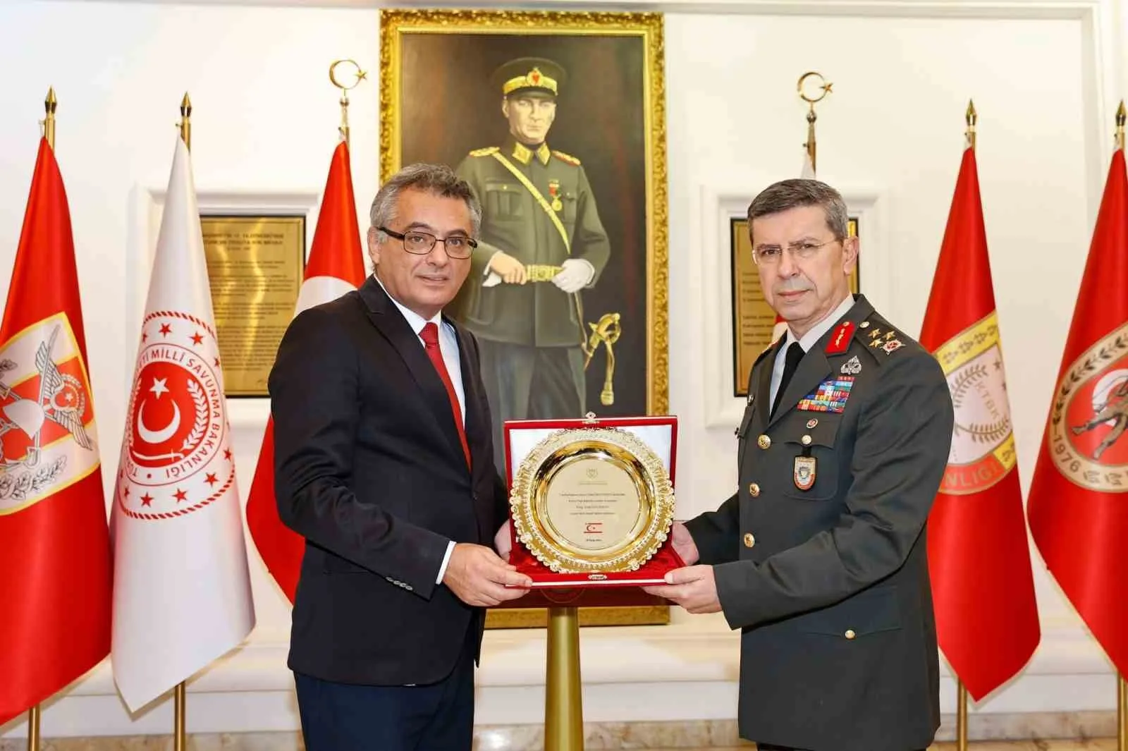 ERHÜRMAN İLE TÜMGENERAL BİLİR ARASINDA GERÇEKLEŞTİRİLEN GÖRÜŞMENİN ARDINDAN KARŞILIKLI PLAKET TAKDİMİNDE BULUNULDU.
