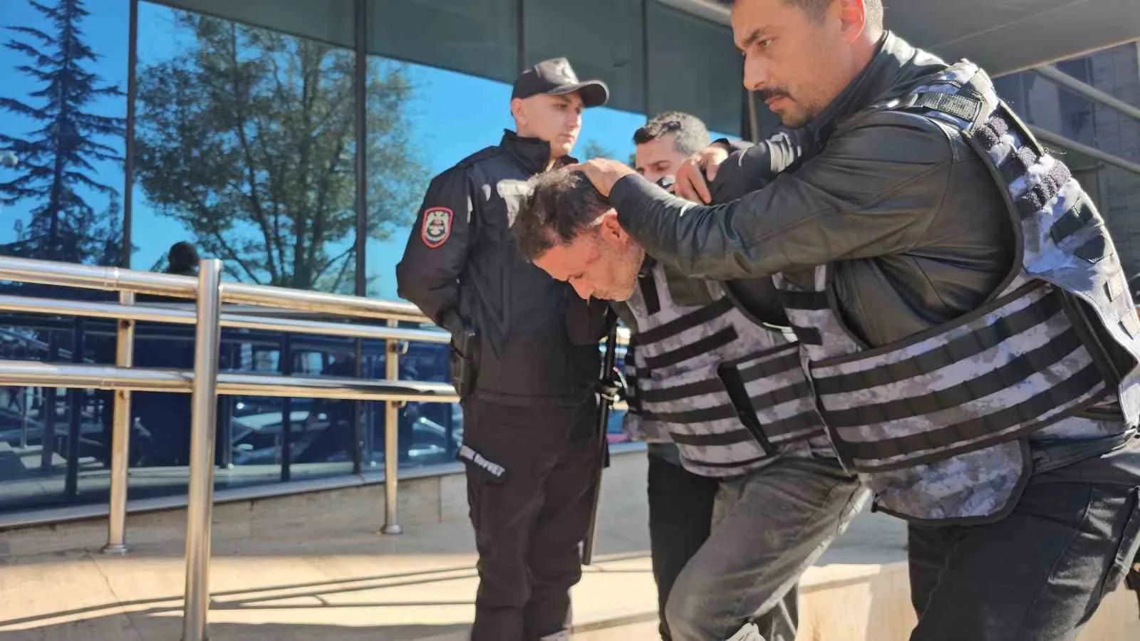 ÇEVİK KUVVET EKİPLERİNİN GENİŞ GÜVENLİK ÖNLEMLERİ ALTINDA ZONGULDAK ADLİYESİ'NE GETİRİLEN ŞÜPHELİ, GAZETECİNİN "EMRE'Yİ NEDEN VURDUN?" SORUSUNA CEVAP VERMEDİ.