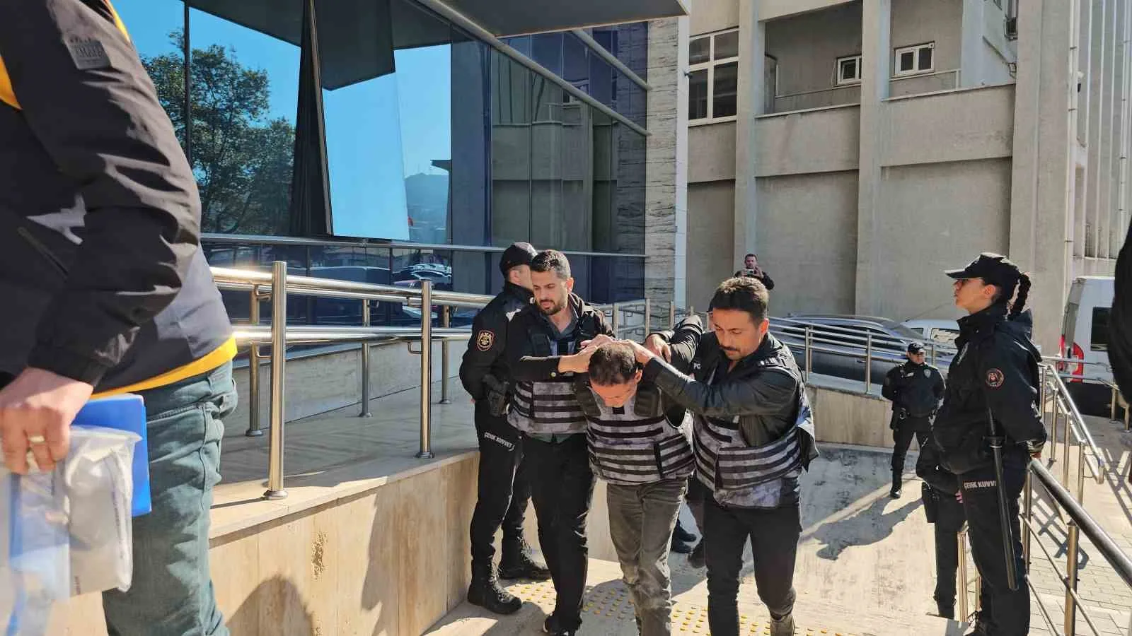 ÇEVİK KUVVET EKİPLERİNİN GENİŞ GÜVENLİK ÖNLEMLERİ ALTINDA ZONGULDAK ADLİYESİ'NE GETİRİLEN ŞÜPHELİ, GAZETECİNİN "EMRE'Yİ NEDEN VURDUN?" SORUSUNA CEVAP VERMEDİ.
