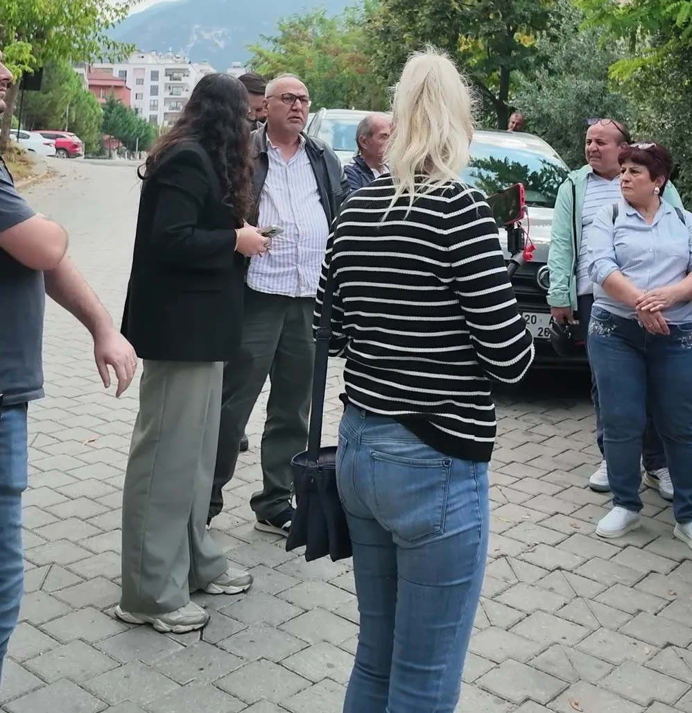 YENİ PARTİ PAMUKKALE İLÇE BAŞKANLIĞI’NIN, YAKLAŞIK 120 GÜNDÜR EV HAPSİNDE BULUNAN AHMET GÜMÜŞ’LE İLGİLİ DÜZENLEDİĞİ BASIN AÇIKLAMASINDA GERGİN ANLAR YAŞANDI. BASIN AÇIKLAMASININ YAPILDIĞI SİTENİN YÖNETİCİSİ OLDUĞUNU BELİRTEN BİR KİŞİ, İLÇE BAŞKANI AV. UĞUR COŞKUN’A TEPKİ GÖSTERİRKEN TARTIŞMANIN BÜYÜMESİYLE KÜFÜRLÜ İFADELER KULLANILDI. O ANLAR KAMERALARA YANSIDI.
