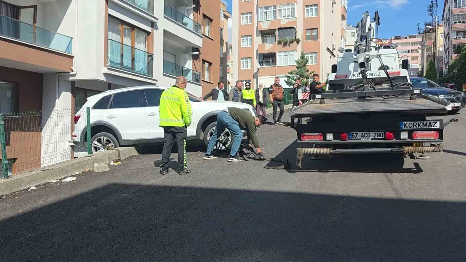 ZONGULDAK'IN EREĞLİ İLÇESİNDE PARK HALİNDEKİ BİR ARACI FRENLERİNİN BOŞALMASI SONUCU ARAÇ YOKUŞ AŞAĞI KAYARAK İSTİNAT DUVARINDA ASILI KALDI. OLAYDA YARALANAN OLMAZKEN, ARAÇ ÇEKİCİ YARDIMIYLA BULUNDUĞU YERDEN KALDIRILDI.