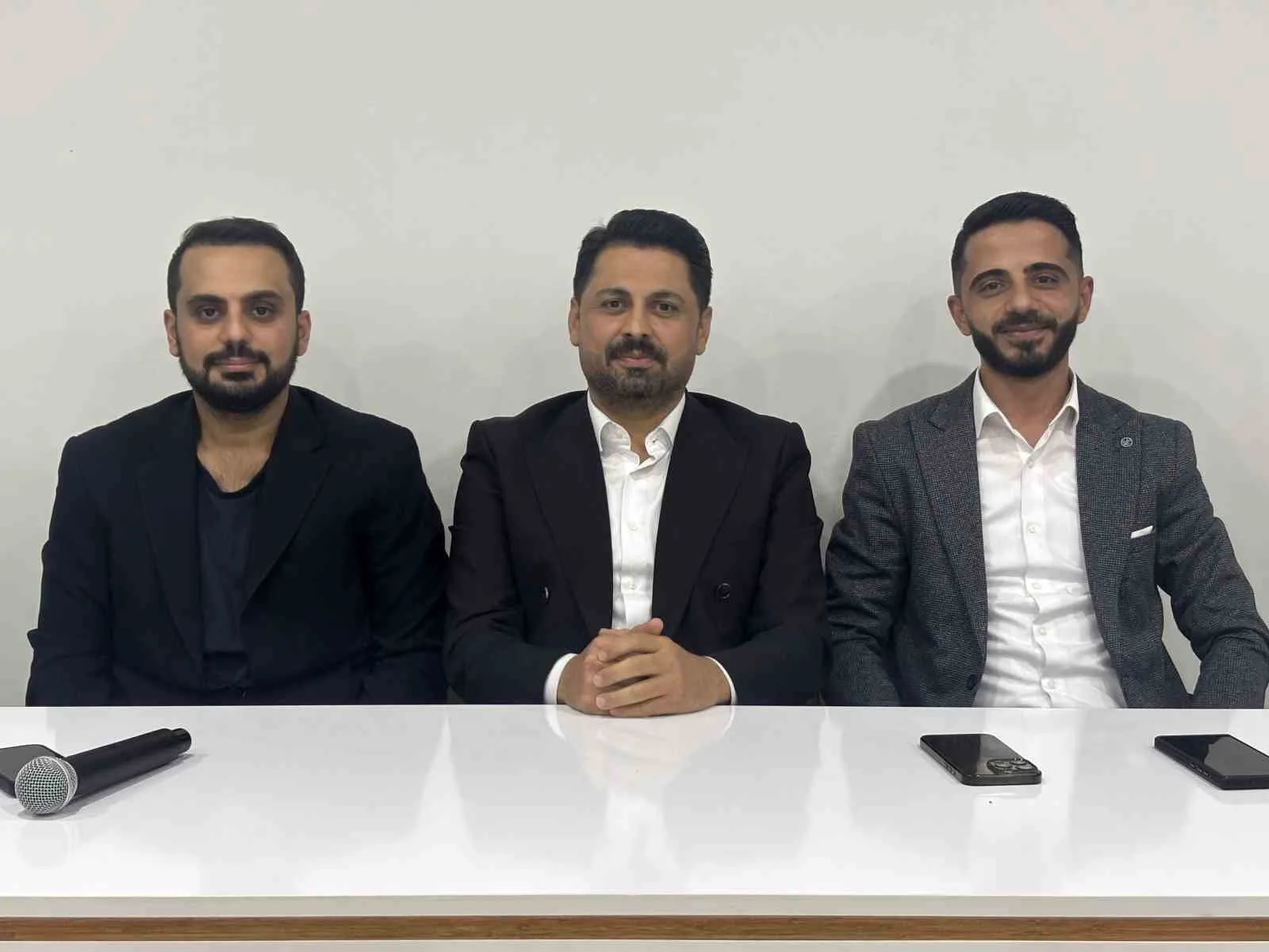 AK PARTİ BİNGÖL İL BAŞKANI YILMAZ SEVEN (ORTADA), ENES ASLAN (SOLDA) VE MUHAMMED BAYŞU (SAĞDA) TÜGVA BİNGÖL ERKEK ÖĞRENCİ YURDU'NDA DÜZENLENEN İLERİ DÜZEY LİDERLİK PROGRAMI KAPSAMINDA GENÇLERLE BİR ARAYA GELDİ.