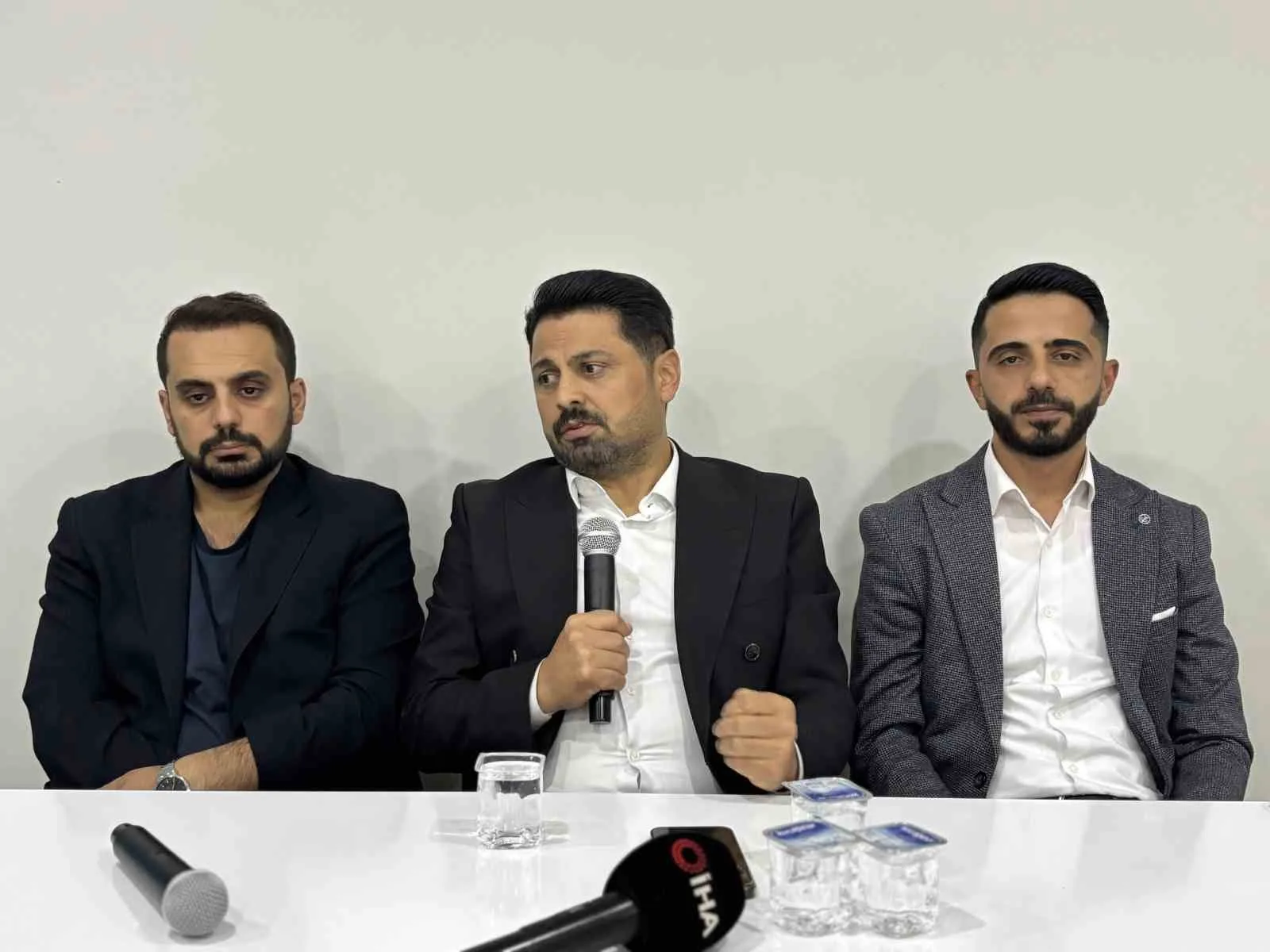 AK PARTİ BİNGÖL İL BAŞKANI YILMAZ SEVEN (ORTADA), ENES ASLAN (SOLDA) VE MUHAMMED BAYŞU (SAĞDA) TÜGVA BİNGÖL ERKEK ÖĞRENCİ YURDU'NDA DÜZENLENEN İLERİ DÜZEY LİDERLİK PROGRAMI KAPSAMINDA GENÇLERLE BİR ARAYA GELDİ.