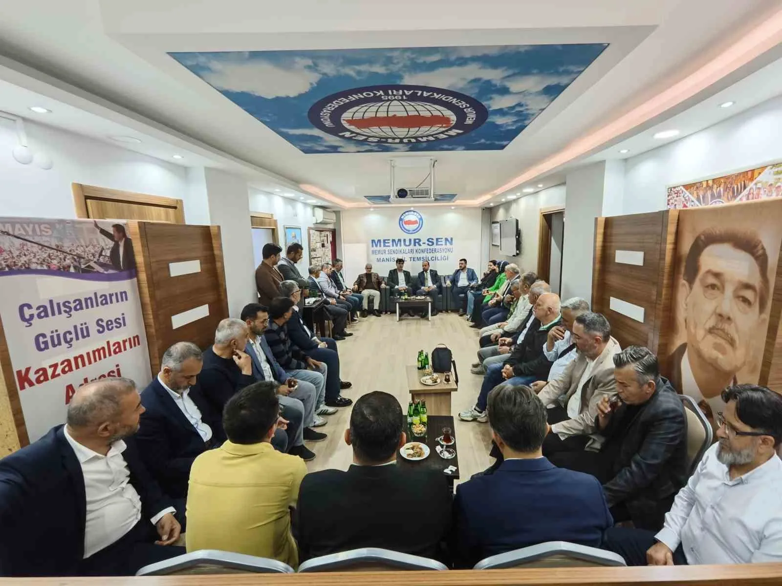 AK PARTİ GENEL MERKEZ TEŞKİLAT BAŞKANLIĞI TEŞKİLAT KOORDİNATÖRÜ SELİM GÜLTEKİN, MEMUR-SEN MANİSA İL TEMSİLCİLİĞİNİ ZİYARET EDEREK KAMU ÇALIŞANLARININ MALİ VE ÖZLÜK HAKLARIYLA İLGİLİ BEKLENTİLERİNİ DİNLEDİ.