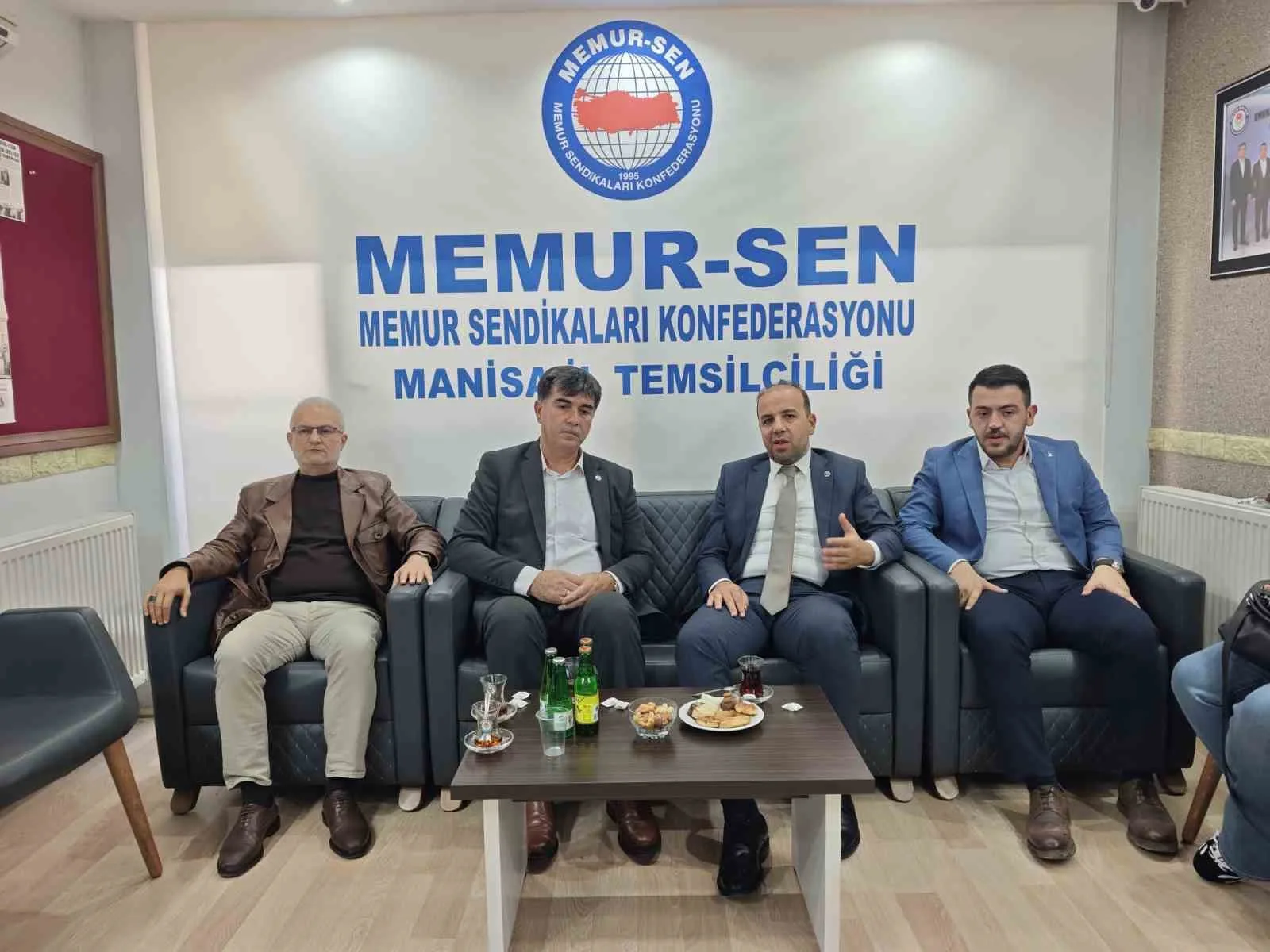 AK PARTİ GENEL MERKEZ TEŞKİLAT BAŞKANLIĞI TEŞKİLAT KOORDİNATÖRÜ SELİM GÜLTEKİN, MEMUR-SEN MANİSA İL TEMSİLCİLİĞİNİ ZİYARET EDEREK KAMU ÇALIŞANLARININ MALİ VE ÖZLÜK HAKLARIYLA İLGİLİ BEKLENTİLERİNİ DİNLEDİ.