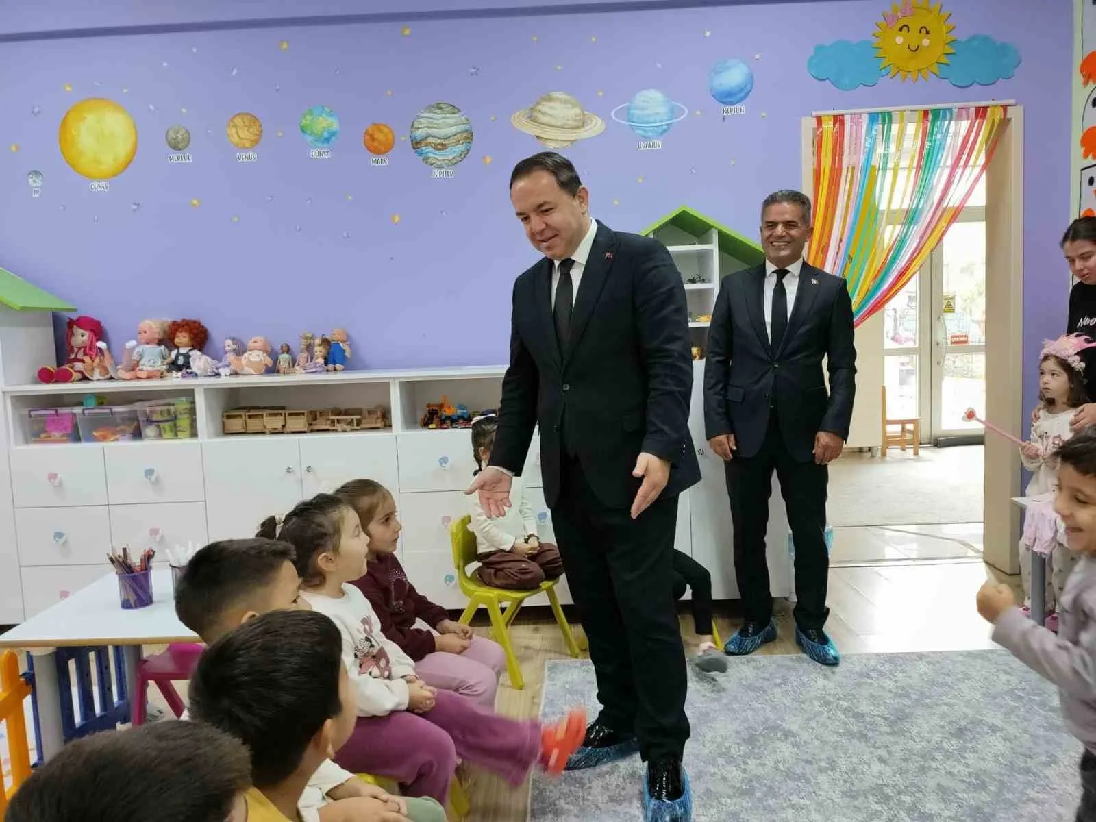 ZONGULDAK İL MİLLİ EĞİTİM MÜDÜRÜ UYGAR KESKİN, GAZİ ORTAOKULUNDA DÜZENLENEN BAYRAK TÖRENİNE KATILARAK ÖĞRENCİLER VE ÖĞRETMENLERLE BİR ARAYA GELDİ.