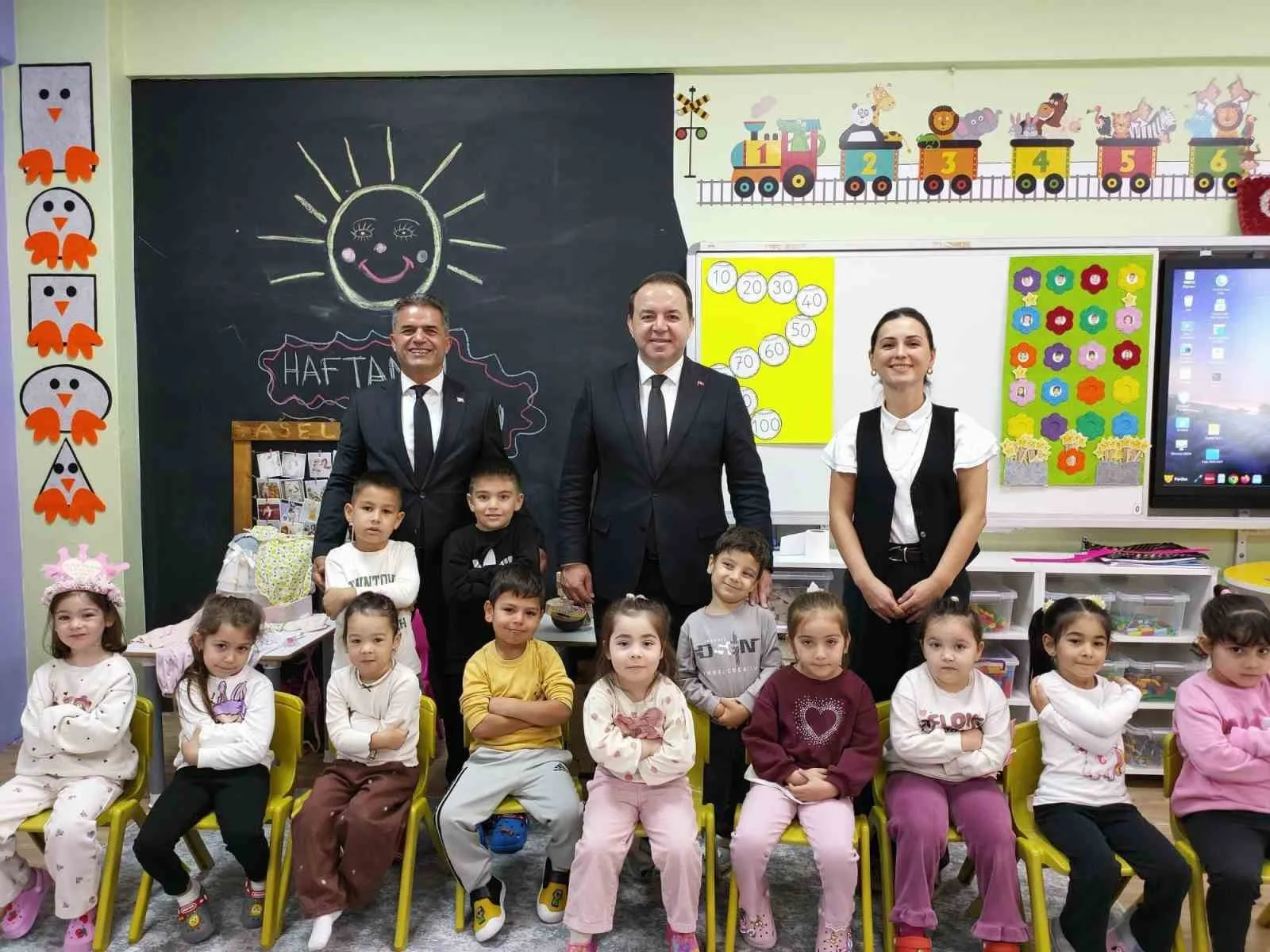 ZONGULDAK İL MİLLİ EĞİTİM MÜDÜRÜ UYGAR KESKİN, GAZİ ORTAOKULUNDA DÜZENLENEN BAYRAK TÖRENİNE KATILARAK ÖĞRENCİLER VE ÖĞRETMENLERLE BİR ARAYA GELDİ.