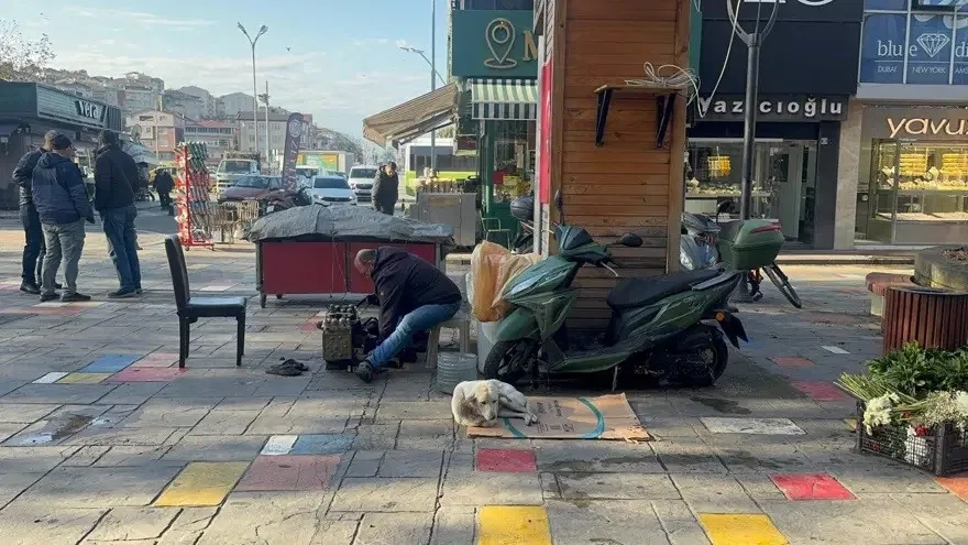 ALAPLI MEYDANINDA AYAKKABI BOYAYARAK HAYATINI SÜRDÜREN ÖZTÜRK'ÜN MERHAMET DOLU HİKÂYESİ, İHA'NIN HABERİNİN ARDINDAN ANKARA'DA ÖDÜLLE TAÇLANDI.