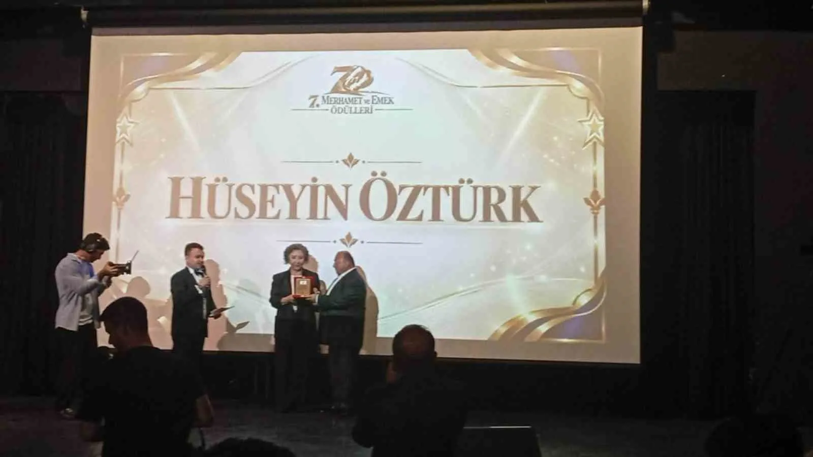 CUMHUR HABER AJANSI TARAFINDAN ANKARA'DA DÜZENLENEN 7. MERHAMET VE EMEK ÖDÜLLERİ TÖRENİNDE İYİLİKLERİ VE FEDAKÂRLIKLARIYLA TOPLUMA ÖRNEK OLAN İSİMLERE ÖDÜLLERİ VERİLDİ. SİYASET DÜNYASINDAN ÇOK SAYIDA İSMİN KATILDIĞI TÖRENDE, ALAPLILI AYAKKABI BOYACISI HÜSEYİN ÖZTÜRK DE SOKAK HAYVANLARINA YÖNELİK DUYARLILIĞI DOLAYISIYLA ÖDÜLE LAYIK GÖRÜLDÜ.