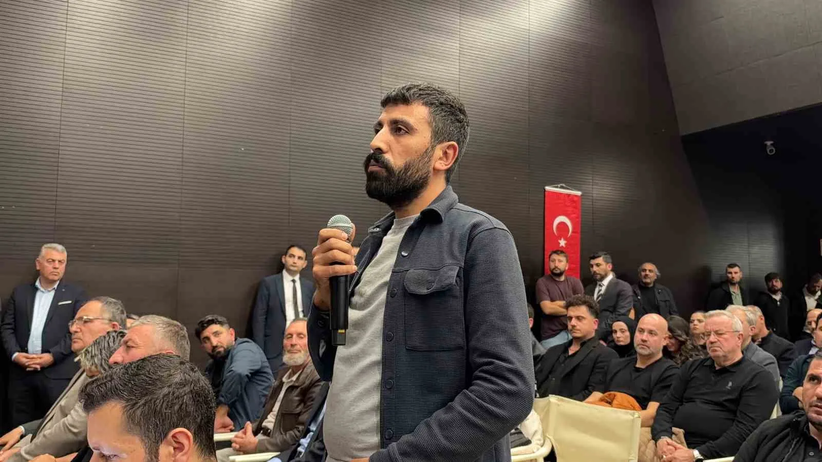 AK PARTİ İSTANBUL İL BAŞKANLIĞI TARAFINDAN DÜZENLENEN "İSTANBUL’U DİNLİYORUZ" BULUŞMALARININ ÜÇÜNCÜSÜ ARNAVUTKÖY’DE GERÇEKLEŞTİRİLDİ. MUHTARLAR, SİVİL TOPLUM KURULUŞLARI, İŞ DÜNYASI TEMSİLCİLERİ VE KANAAT ÖNDERLERİNİN KATILDIĞI PROGRAMDA İLÇENİN SORUNLARI VE VATANDAŞLARIN TALEPLERİ ELE ALINDI.