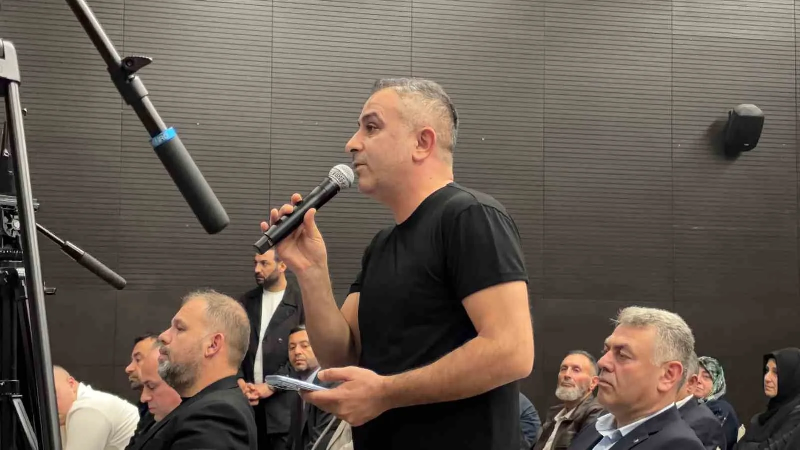 AK PARTİ İSTANBUL İL BAŞKANLIĞI TARAFINDAN DÜZENLENEN "İSTANBUL’U DİNLİYORUZ" BULUŞMALARININ ÜÇÜNCÜSÜ ARNAVUTKÖY’DE GERÇEKLEŞTİRİLDİ. MUHTARLAR, SİVİL TOPLUM KURULUŞLARI, İŞ DÜNYASI TEMSİLCİLERİ VE KANAAT ÖNDERLERİNİN KATILDIĞI PROGRAMDA İLÇENİN SORUNLARI VE VATANDAŞLARIN TALEPLERİ ELE ALINDI.