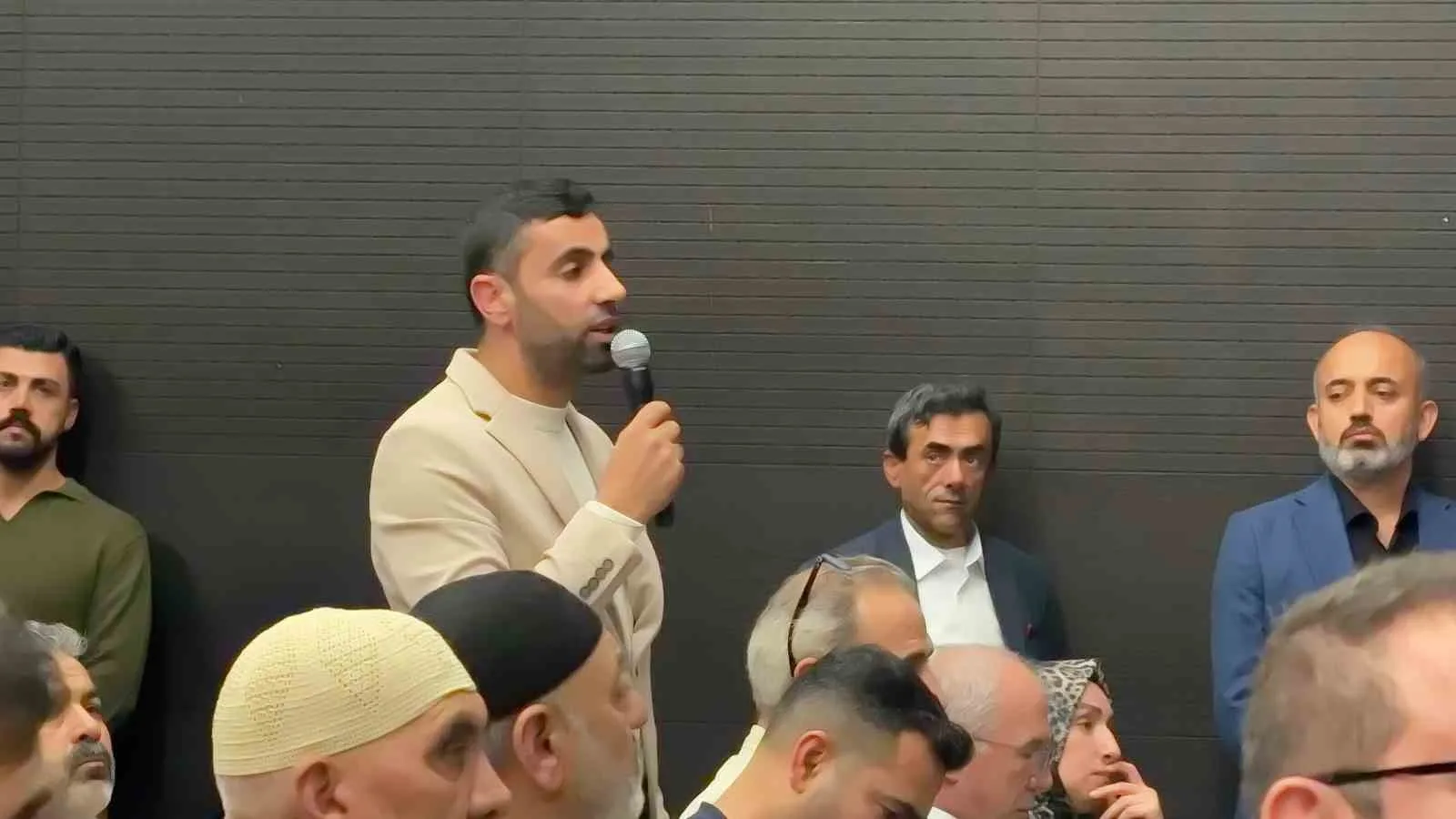 AK PARTİ İSTANBUL İL BAŞKANLIĞI TARAFINDAN DÜZENLENEN "İSTANBUL’U DİNLİYORUZ" BULUŞMALARININ ÜÇÜNCÜSÜ ARNAVUTKÖY’DE GERÇEKLEŞTİRİLDİ. MUHTARLAR, SİVİL TOPLUM KURULUŞLARI, İŞ DÜNYASI TEMSİLCİLERİ VE KANAAT ÖNDERLERİNİN KATILDIĞI PROGRAMDA İLÇENİN SORUNLARI VE VATANDAŞLARIN TALEPLERİ ELE ALINDI.