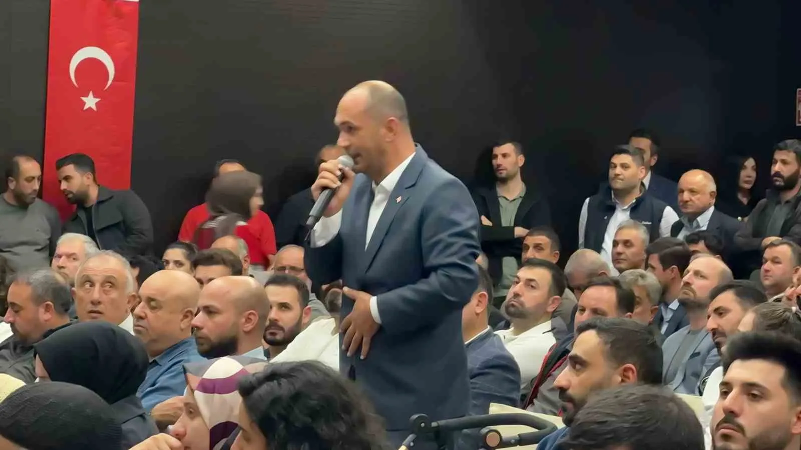 AK PARTİ İSTANBUL İL BAŞKANLIĞI TARAFINDAN DÜZENLENEN "İSTANBUL’U DİNLİYORUZ" BULUŞMALARININ ÜÇÜNCÜSÜ ARNAVUTKÖY’DE GERÇEKLEŞTİRİLDİ. MUHTARLAR, SİVİL TOPLUM KURULUŞLARI, İŞ DÜNYASI TEMSİLCİLERİ VE KANAAT ÖNDERLERİNİN KATILDIĞI PROGRAMDA İLÇENİN SORUNLARI VE VATANDAŞLARIN TALEPLERİ ELE ALINDI.