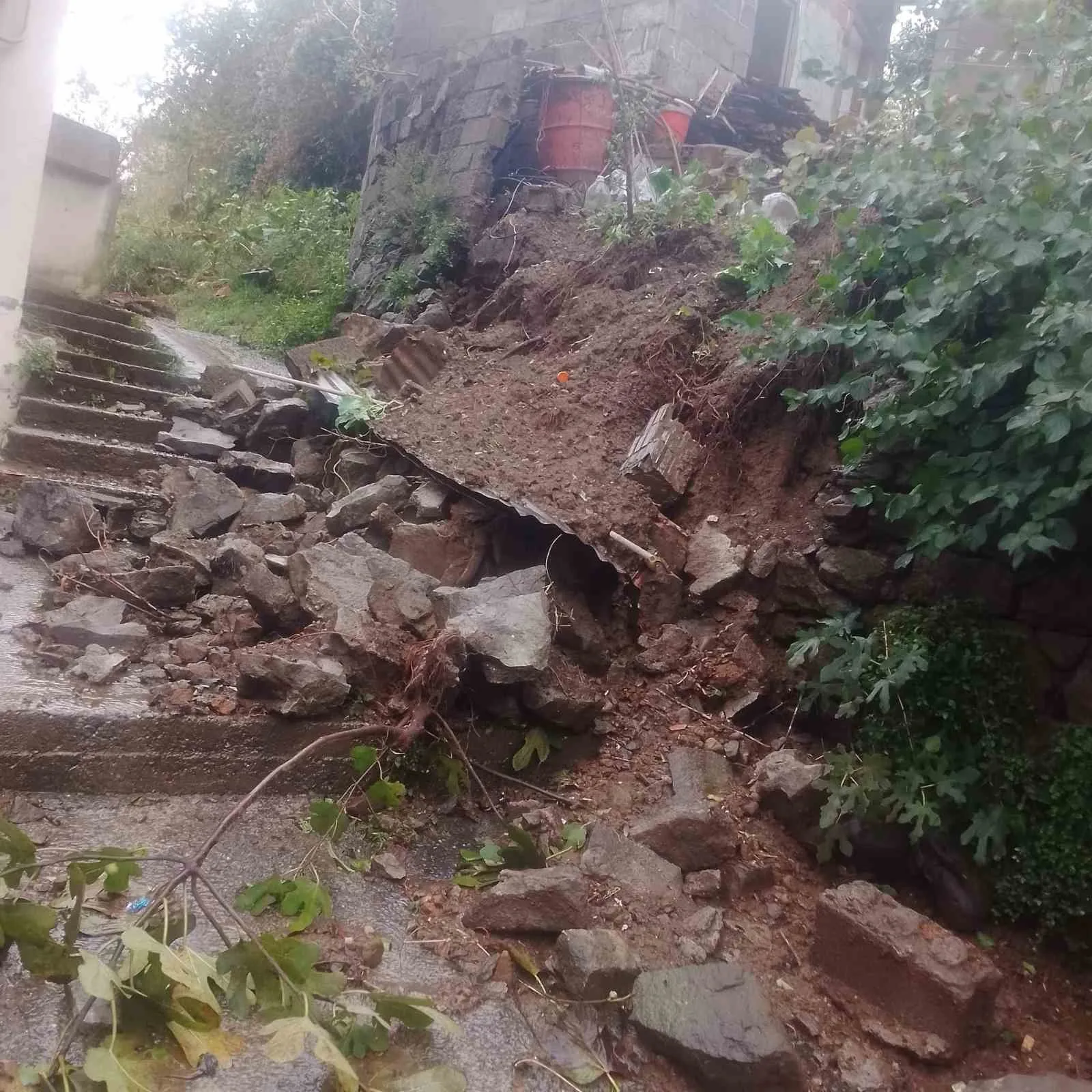 ZONGULDAK’IN KARADENİZ EREĞLİ İLÇESİNDE ETKİLİ OLAN AŞIRI YAĞIŞLAR NEDENİYLE BAĞLIK MAHALLESİ SAKİN DERE SOKAK’TA PERDE DUVAR ÇÖKTÜ. ÇÖKME NEDENİYLE VATANDAŞLAR YÜRÜMEKTE VE EVLERİNE GİRMEKTE GÜÇLÜK ÇEKİYOR.