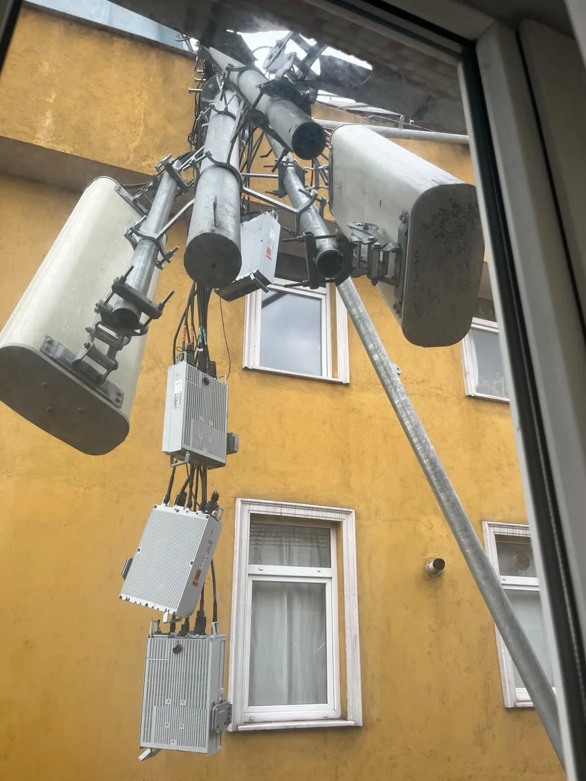 ZONGULDAK’IN KARADENİZ EREĞLİ İLÇESİNDE KUVVETLİ RÜZGAR NEDENİYLE BİR APARTMANIN ÇATI KATINDA BULUNAN BAZ İSTASYONU YIKILDI. BÜYÜK BİR GÜRÜLTÜYLE MEYDANA GELEN OLAY, ÇEVREDE PANİĞE NEDEN OLDU.