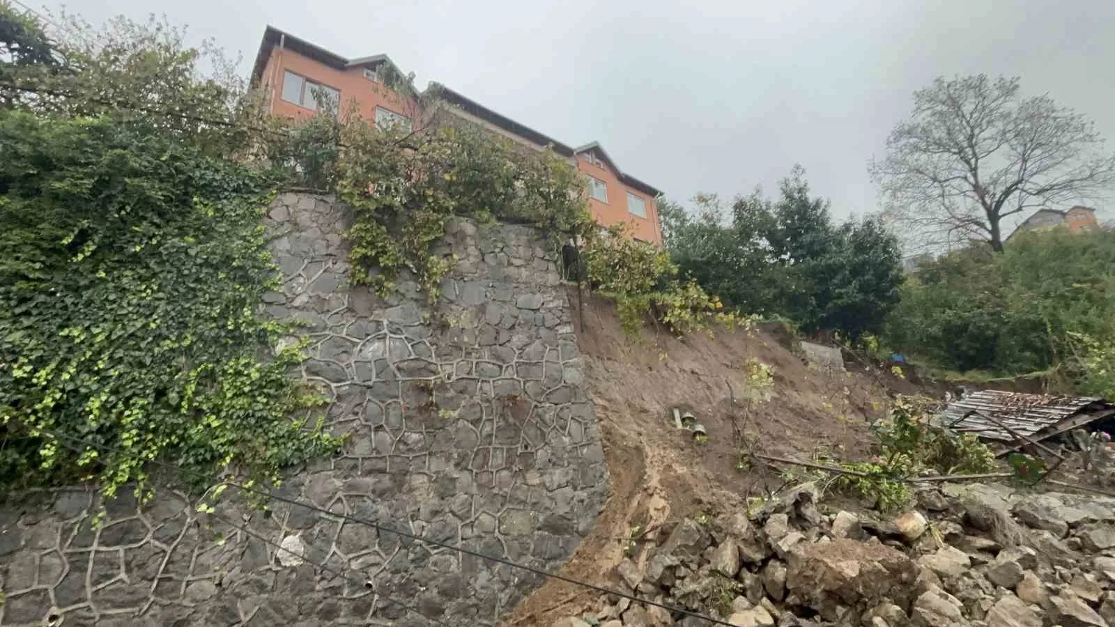 ZONGULDAK'IN EREĞLİ İLÇESİNDE ŞİDDETLİ YAĞIŞLARIN ARDINDAN HEYELANIN MEYDANA GELDİĞİ BÖLGEDEKİ BİR BİNADA YAŞAYANLAR TAHLİYE EDİLDİ.