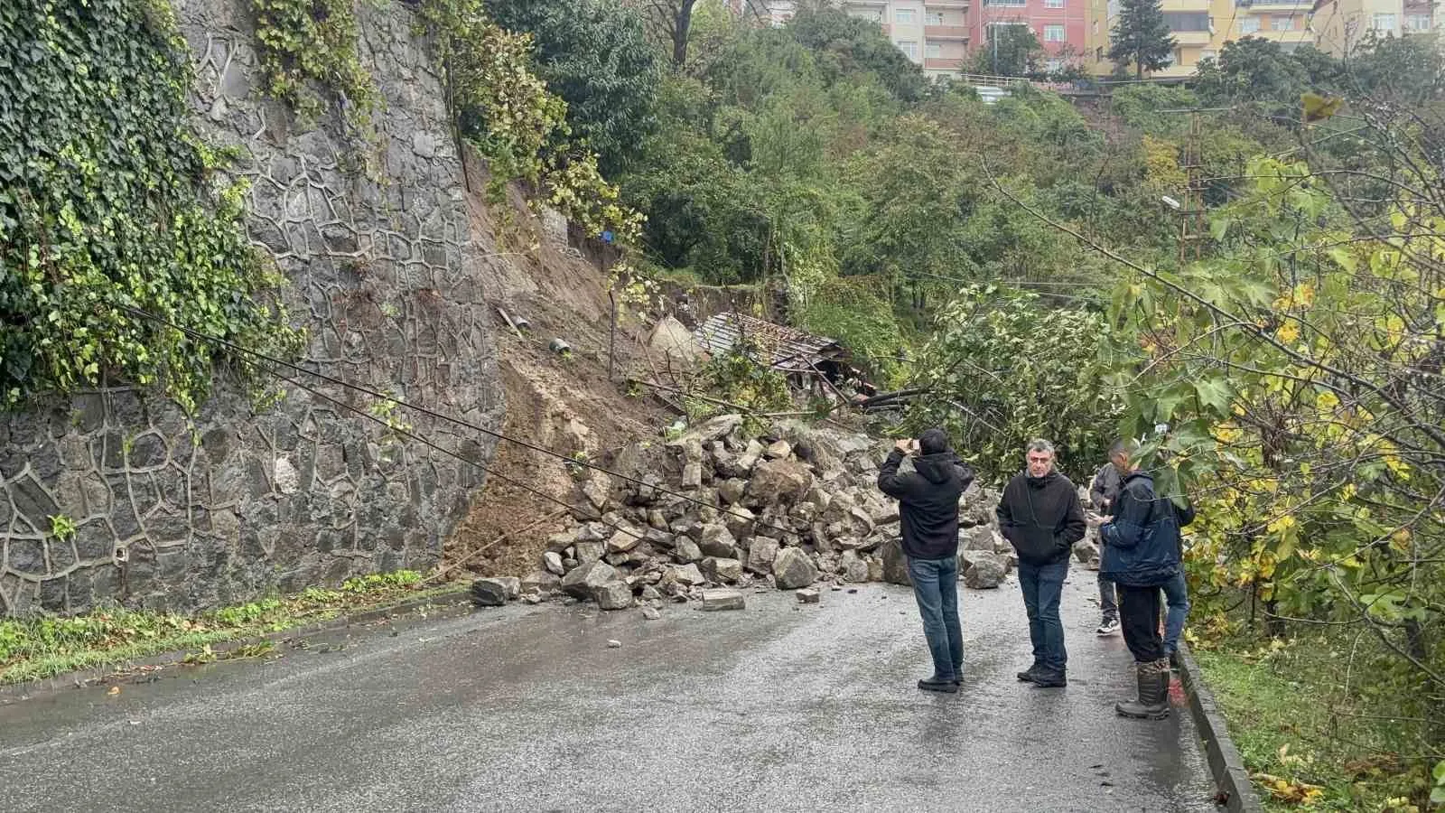 ZONGULDAK'IN EREĞLİ İLÇESİNDE ŞİDDETLİ YAĞIŞLARIN ARDINDAN HEYELANIN MEYDANA GELDİĞİ BÖLGEDEKİ BİR BİNADA YAŞAYANLAR TAHLİYE EDİLDİ.