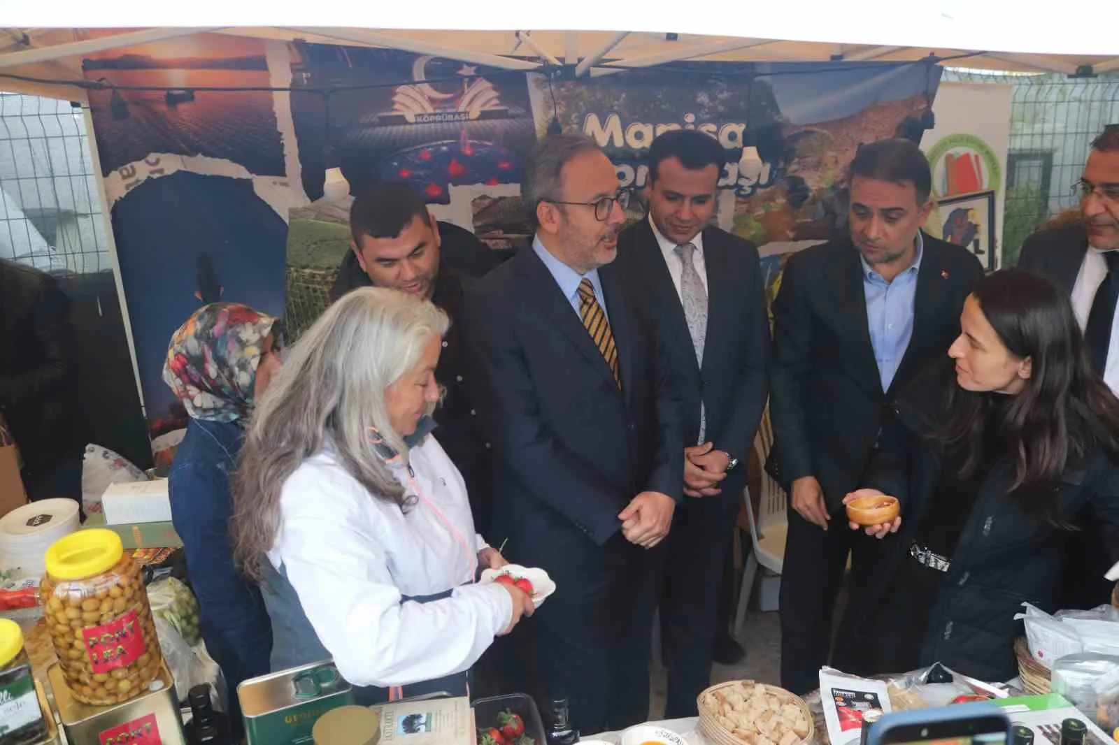 AK PARTİ İZMİR MİLLETVEKİLİ MEHMET MUHARREM KASAPOĞLU, FESTİVALDEKİ STANTLARI GEZDİ