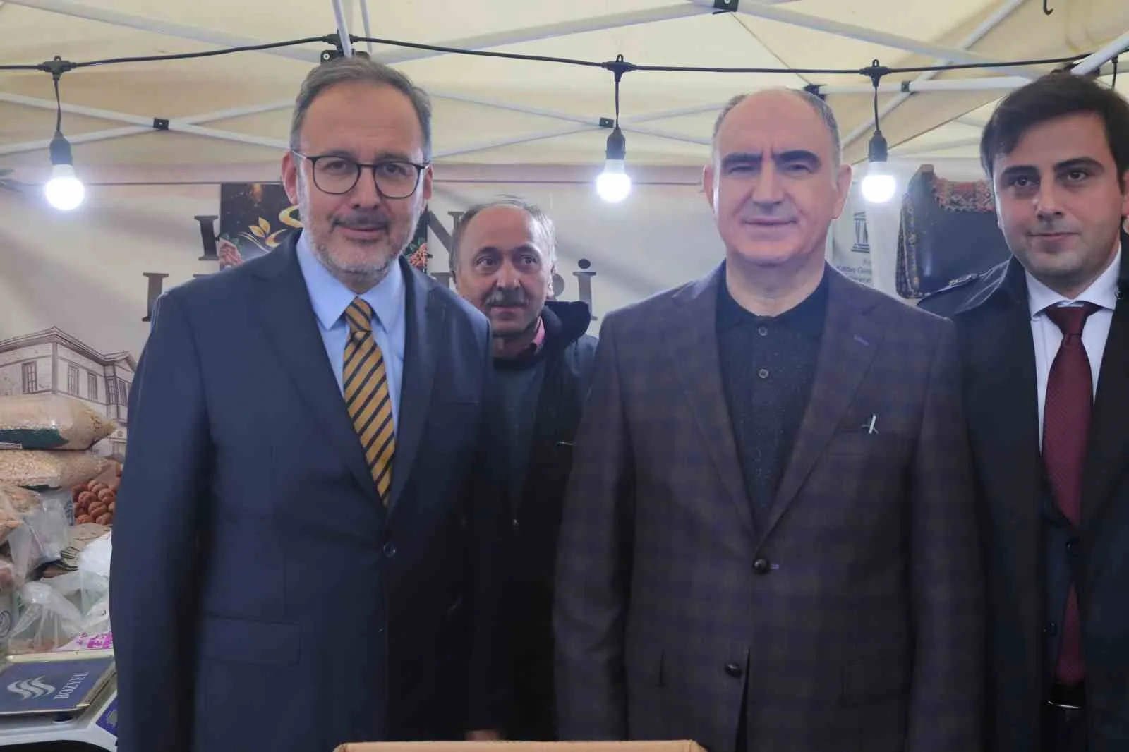 AK PARTİ İZMİR MİLLETVEKİLİ MEHMET MUHARREM KASAPOĞLU VE MANİSA VALİSİ VAHDETTİN ÖZKAN STANTLARI GEZDİ