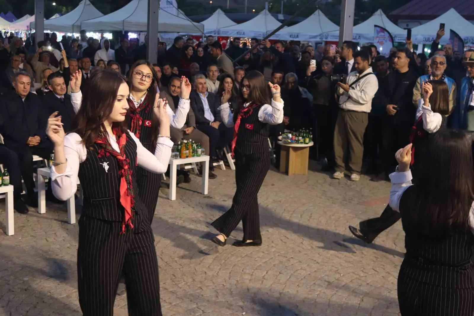 PROGRAMDA MANİSA YÖRESİNE AİT HALK OYUNU GÖSTERİSİ YAPILDI.