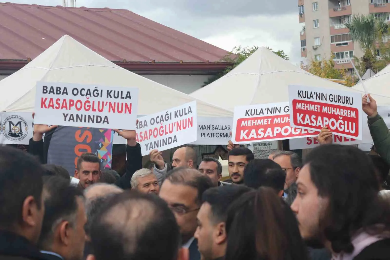 KULALI VATANDAŞLAR, HEMŞEHRİLERİ ÖNCEKİ DÖNEM GENÇLİK VE SPOR BAKANI, AK PARTİ İZMİR MİLLETVEKİLİ MEHMET MUHARREM KASAPOĞLU'NA PANKARTLARLA DESTEK VERDİ.