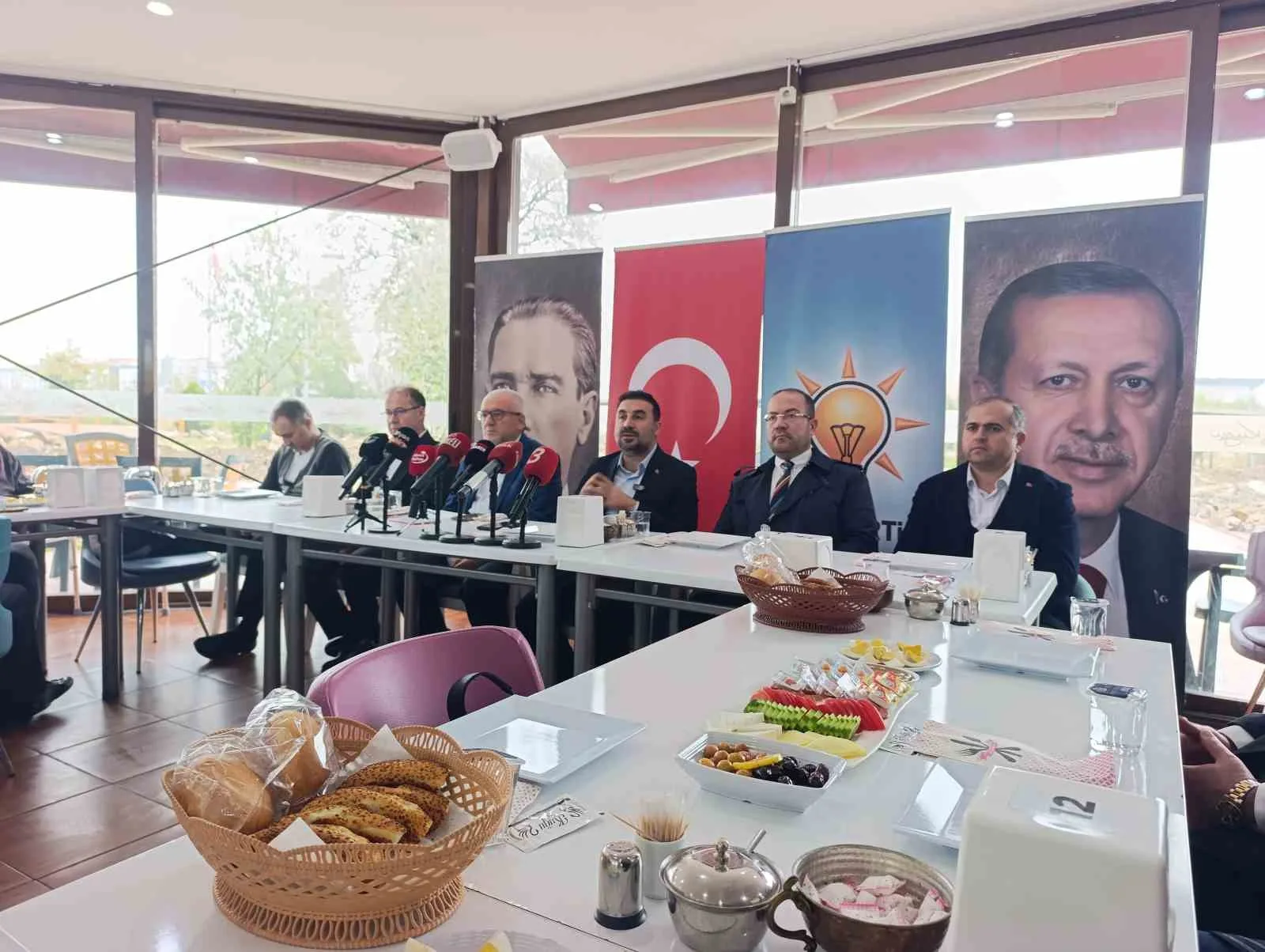 AK PARTİ AFYONKARAHİSAR İL BAŞKANI ÖZGÜR KAVAK,  AMAÇLARININ AFYONKARAHİSAR'A HİZMET ETMEK OLDUĞUNU İFADE EDEREK, "BİZİM DERDİMİZ KOLTUK DEĞİL, HİZMETTİR" DEDİ.