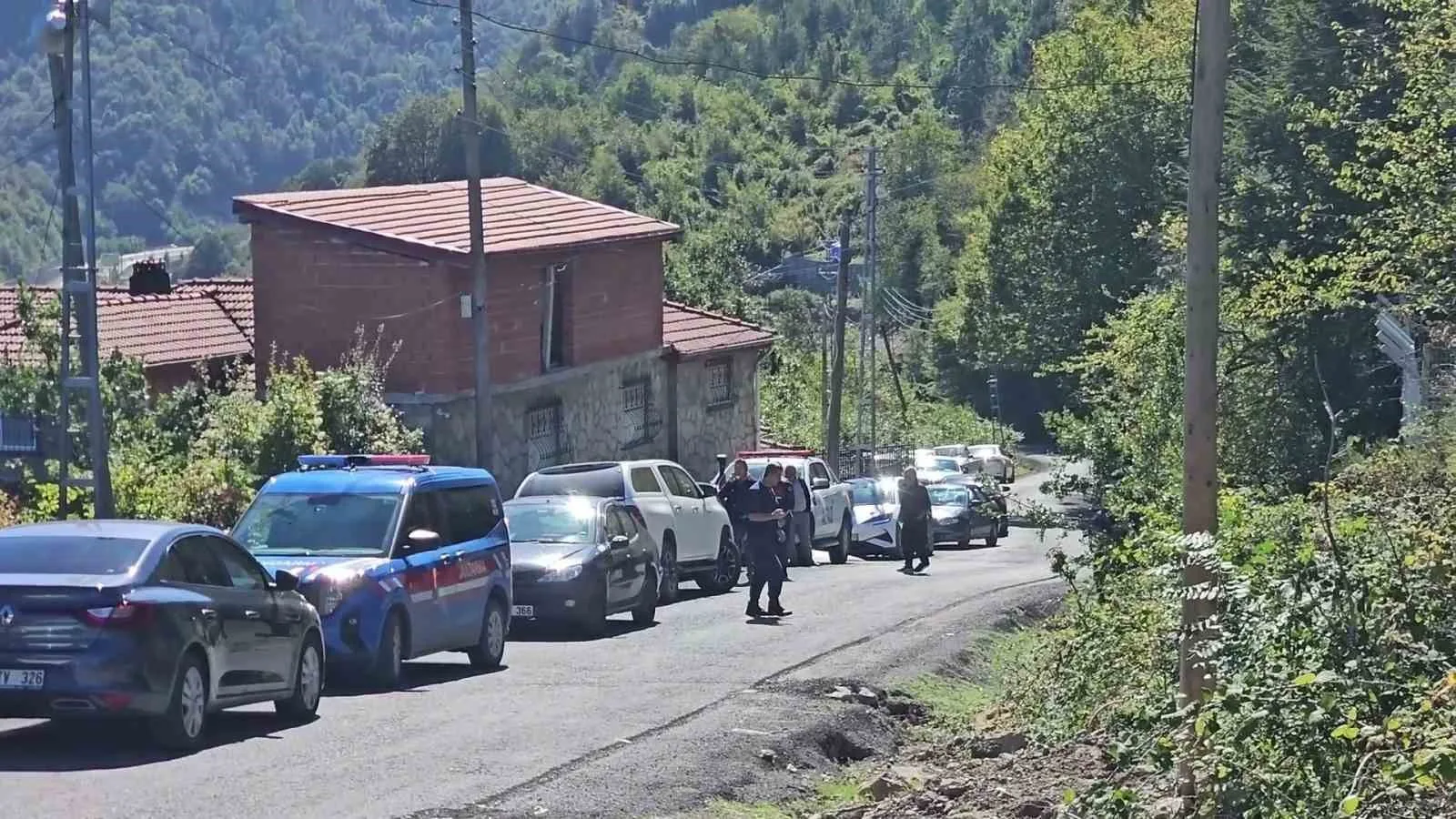 ERDİN YILMAZ'IN KAYALIKLARDA BALIK AVLAMAK İÇİN KULLANDIĞI MALZEMELERİNİN BULUNDUĞU, ARACININ DA BÖLGEYE YAKIN BİR YERDE PARK HALİNDE OLDUĞU GÖRÜLDÜ.