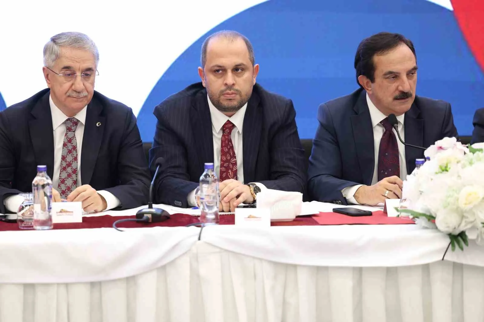CUMHURBAŞKANI DANIŞMANI SİVİL DAYANIŞMA PLATFORMU BAŞKANI AYHAN OĞAN, "PKK/KCK TERÖR ÖRGÜTÜNÜN SİLAHSIZLANDIRILMASI VE DEVLETLE, MİLLETLE SİYASİ OLARAK ENTEGRASYONUNU HEDEFLER. KONUNUN ÖZETİ BUDUR VE BUNDAN İBARETTİR. BUNUN DIŞINDAKİ ANLATIMLAR, BEKLENTİLER, TALEPLER HERKESİN ŞAHSİ GÖRÜŞLERİDİR, DÜŞÜNCELERİDİR" DEDİ.