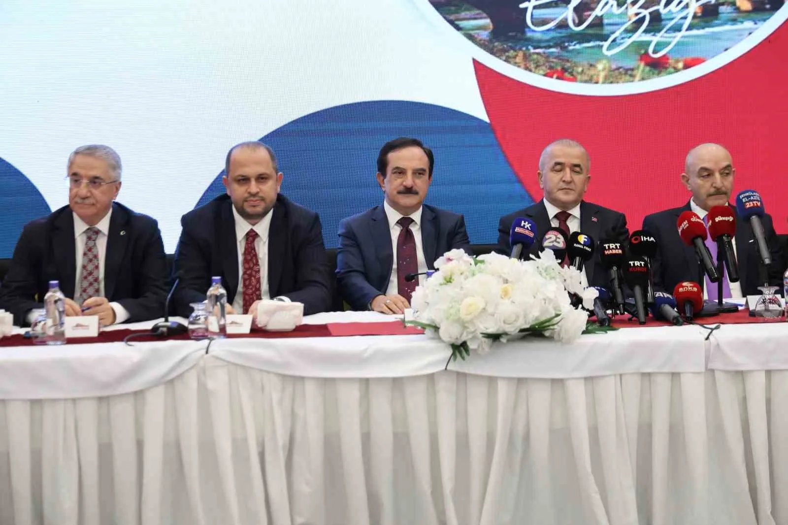 PROGRAMA, CUMHURBAŞKANI DANIŞMANLARI AHMET SELİM KÖROĞLU VE AYHAN OĞAN, VALİ NUMAN HATİPOĞLU, AK PARTİ ELAZIĞ MİLLETVEKİLİ PROF. DR. EROL KELEŞ, ELAZIĞ BELEDİYE BAŞKANI ŞAHİN ŞERİFOĞULLARI, FIRAT ÜNİVERSİTESİ REKTÖRÜ PROF. DR. FAHRETTİN GÖKTAŞ, AK PARTİ MKYK ÜYESİ MÜCAHİT YANILMAZ, AK PARTİ İL BAŞKANI SENCER SELMANOĞLU, BELEDİYE BAŞKANLARI, İL BAŞKANLARI, STK TEMSİLCİLERİ VE FIRAT HAVZASI GAZETECİLER CEMİYETİ BAŞKANI SERKAN GÜRTÜRK KATILDI.