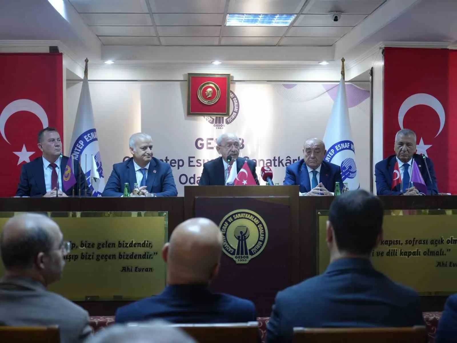 CUMHURİYET HALK PARTİSİ (CHP) GENEL BAŞKANI KEMAL KILIÇDAROĞLU, GAZİANTEP ESNAF VE SANATKARLAR ODASI'NI ZİYARET ETTİ. ZİYARET SIRASINDA KONUŞAN KILIÇDAROĞLU, TÜRKİYE'DE ESNAF BAKANLIĞI KURULMASI GEREKTİĞİNİ VURGULADI.