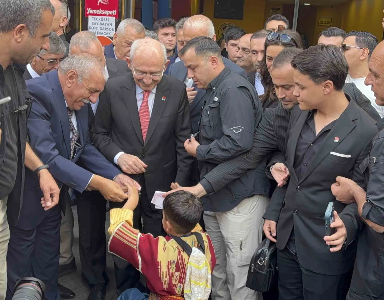 CUMHURİYET HALK PARTİSİ (CHP GENEL BAŞKANI KEMAL KILIÇDAROĞLU, GAZİANTEP'TE BALIKLI PARKI ÇEVRESİNDEKİ ESNAFI ZİYARET ETTİ. ZİYARETLERİN ARDINDAN GAZİANTEP İL BAŞKANLIĞINDA KONUŞAN KILIÇDAROĞLU, "GAZİANTEP BİZİM AÇIMIZDAN ÇOK ÖNEMLİ BİR KENT" DEDİ.