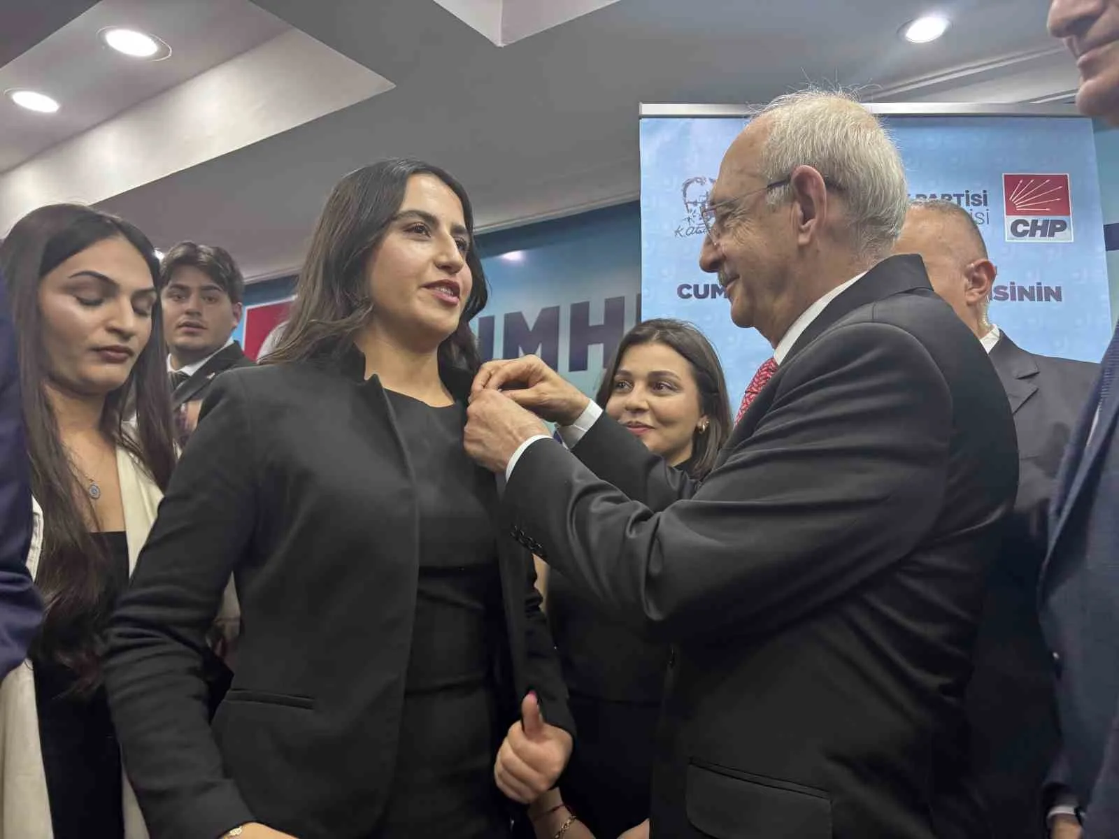 CUMHURİYET HALK PARTİSİ (CHP GENEL BAŞKANI KEMAL KILIÇDAROĞLU, GAZİANTEP'TE BALIKLI PARKI ÇEVRESİNDEKİ ESNAFI ZİYARET ETTİ. ZİYARETLERİN ARDINDAN GAZİANTEP İL BAŞKANLIĞINDA KONUŞAN KILIÇDAROĞLU, "GAZİANTEP BİZİM AÇIMIZDAN ÇOK ÖNEMLİ BİR KENT" DEDİ.
