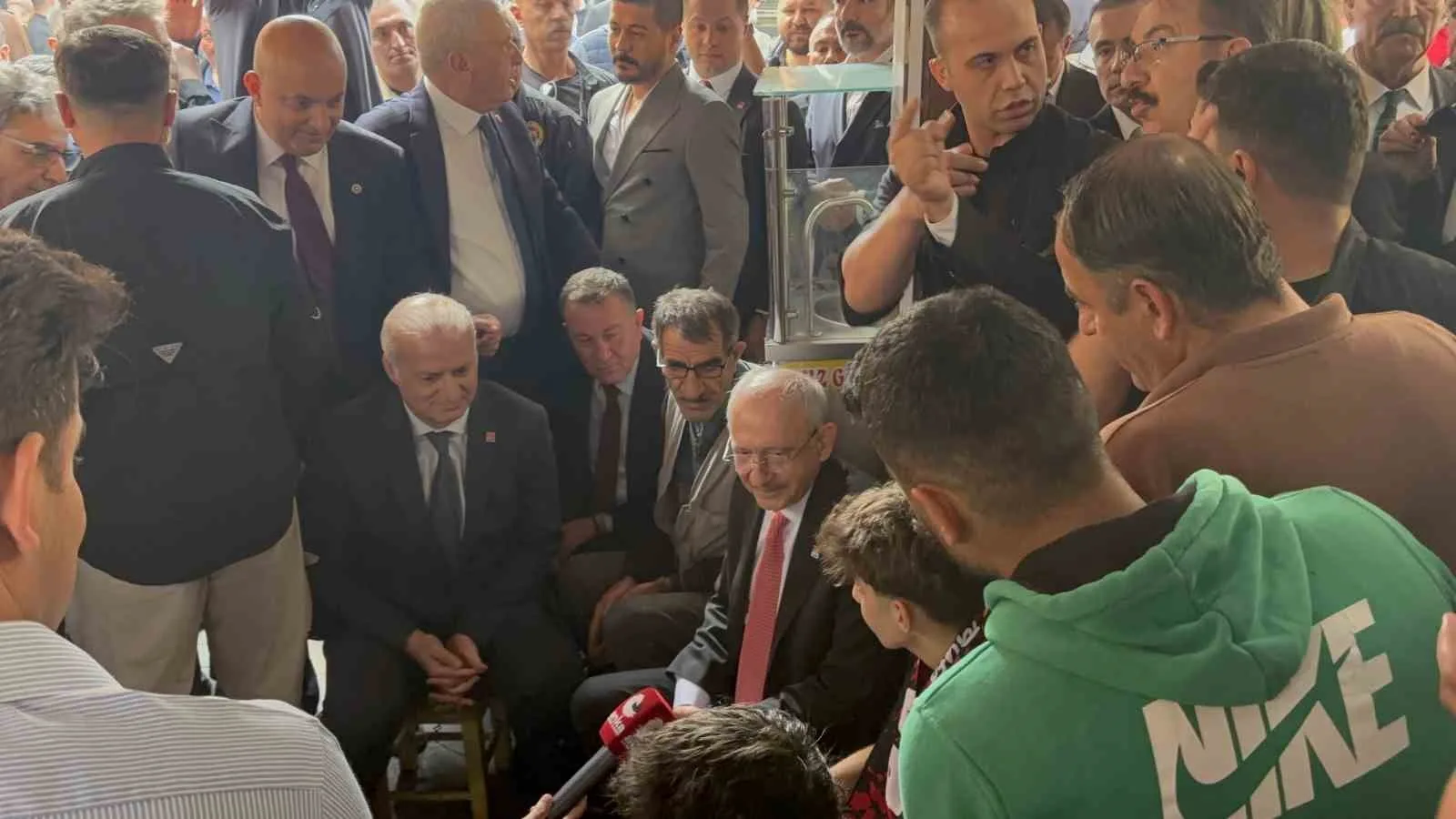 CUMHURİYET HALK PARTİSİ (CHP GENEL BAŞKANI KEMAL KILIÇDAROĞLU, GAZİANTEP'TE BALIKLI PARKI ÇEVRESİNDEKİ ESNAFI ZİYARET ETTİ. ZİYARETLERİN ARDINDAN GAZİANTEP İL BAŞKANLIĞINDA KONUŞAN KILIÇDAROĞLU, "GAZİANTEP BİZİM AÇIMIZDAN ÇOK ÖNEMLİ BİR KENT" DEDİ.