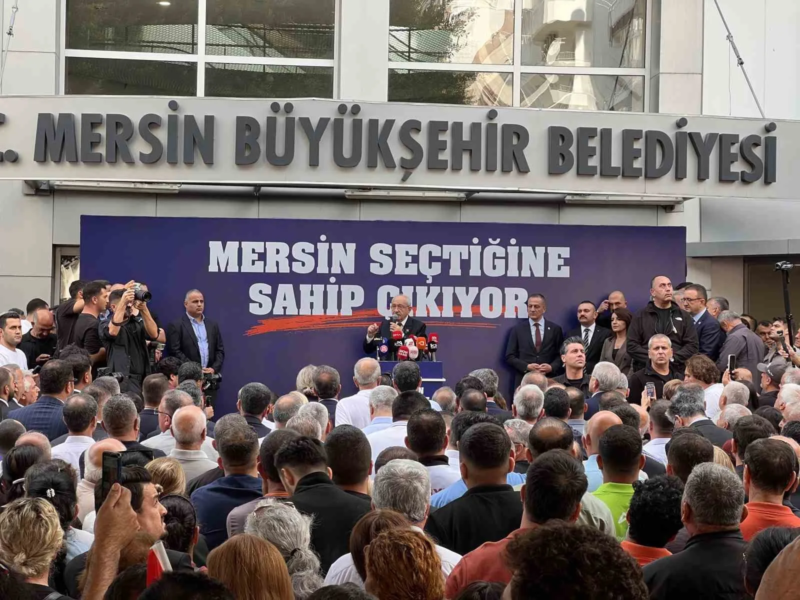 CHP GENEL BAŞKANI KEMAL KILIÇDAROĞLU, MERSİN BÜYÜKŞEHİR BELEDİYESİ ÖNÜNDE TOPLANAN KALABALIĞA HİTAP EDEREK, TUTUKLU BULUNAN MERSİN BÜYÜKŞEHİR BELEDİYE BAŞKANI VAHAP SEÇER’İN SERBEST BIRAKILARAK GÖREVİNE DÖNMESİ ÇAĞRISINDA BULUNDU.