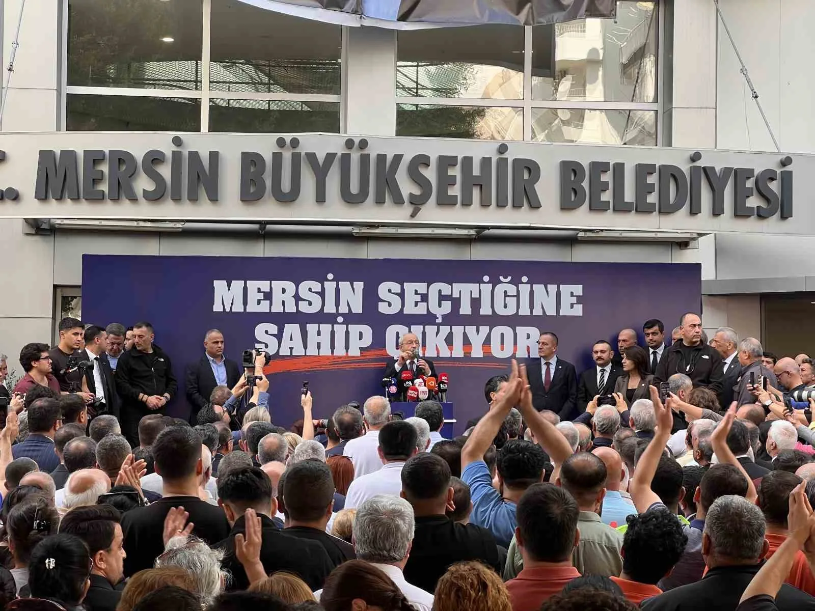 CHP GENEL BAŞKANI KEMAL KILIÇDAROĞLU, MERSİN BÜYÜKŞEHİR BELEDİYESİ ÖNÜNDE TOPLANAN KALABALIĞA HİTAP EDEREK, TUTUKLU BULUNAN MERSİN BÜYÜKŞEHİR BELEDİYE BAŞKANI VAHAP SEÇER’İN SERBEST BIRAKILARAK GÖREVİNE DÖNMESİ ÇAĞRISINDA BULUNDU.
