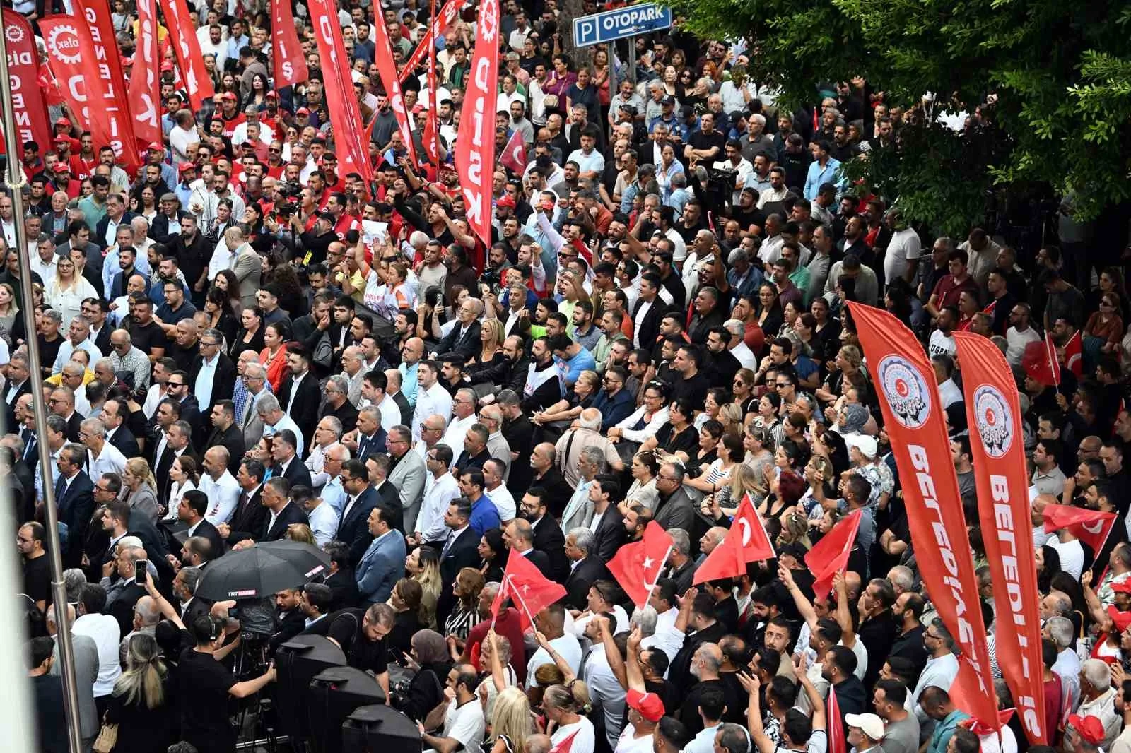CHP GENEL BAŞKANI KEMAL KILIÇDAROĞLU, MERSİN BÜYÜKŞEHİR BELEDİYESİ ÖNÜNDE TOPLANAN KALABALIĞA HİTAP EDEREK, TUTUKLU BULUNAN MERSİN BÜYÜKŞEHİR BELEDİYE BAŞKANI VAHAP SEÇER’İN SERBEST BIRAKILARAK GÖREVİNE DÖNMESİ ÇAĞRISINDA BULUNDU.
