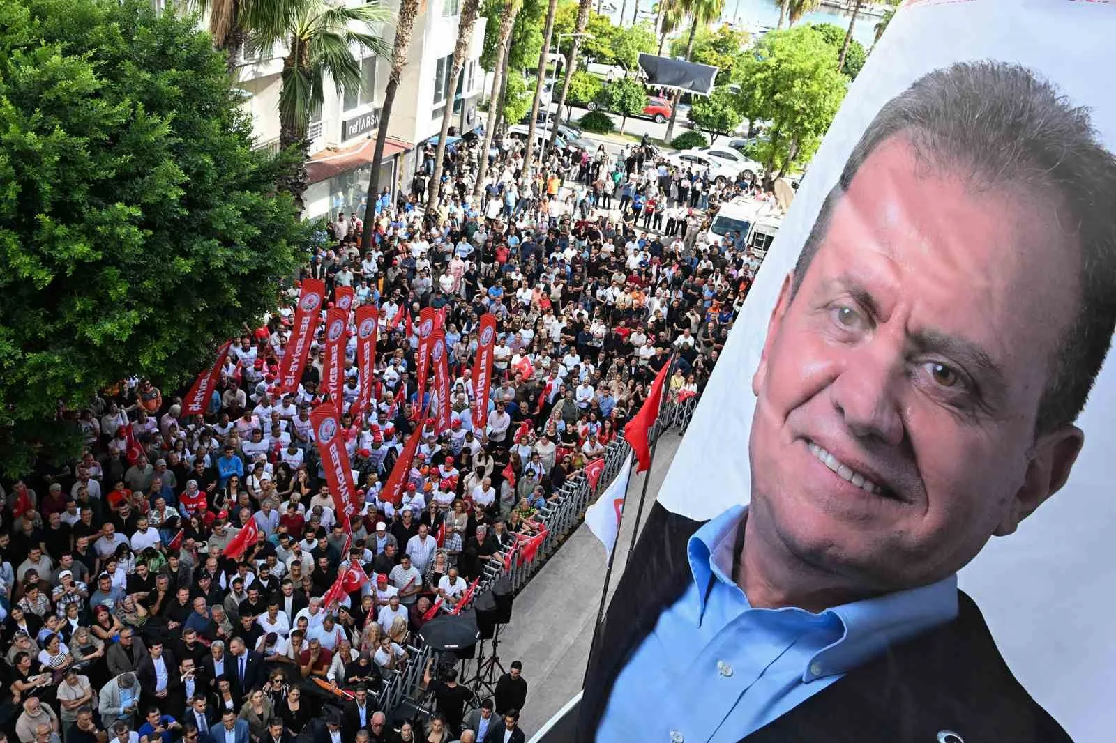 CHP GENEL BAŞKANI KEMAL KILIÇDAROĞLU, MERSİN BÜYÜKŞEHİR BELEDİYESİ ÖNÜNDE TOPLANAN KALABALIĞA HİTAP EDEREK, TUTUKLU BULUNAN MERSİN BÜYÜKŞEHİR BELEDİYE BAŞKANI VAHAP SEÇER’İN SERBEST BIRAKILARAK GÖREVİNE DÖNMESİ ÇAĞRISINDA BULUNDU.
