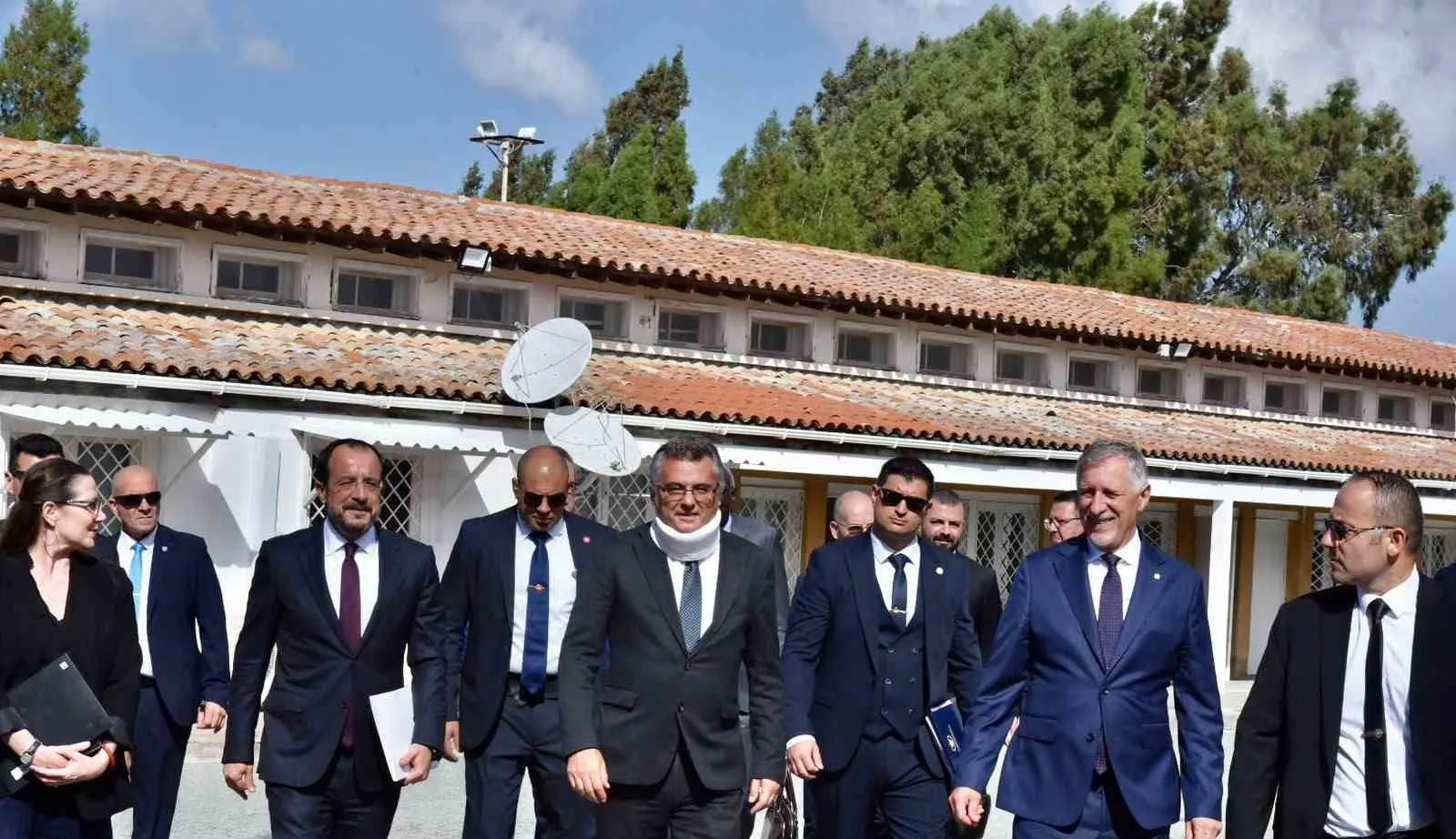 KKTC CUMHURBAŞKANI ERHÜRMAN İLE GKRY LİDERİ HRİSTODULİDİS, BM KONTROLÜNDEKİ ARA BÖLGEDE BM İYİ NİYET MİSYON OFİSİ'NDE BİR ARAYA GELDİ.