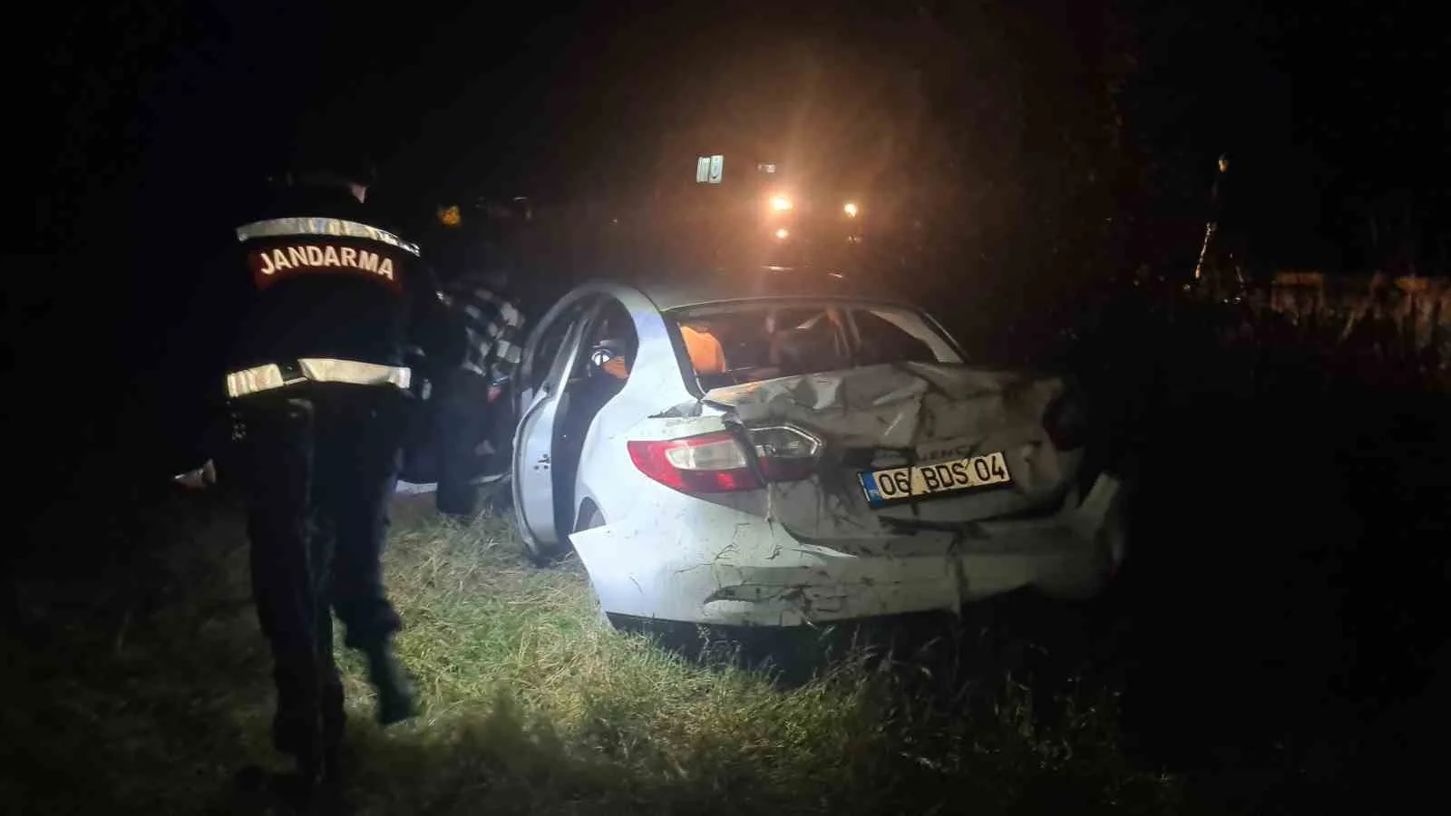 ZONGULDAK’IN ÇAYCUMA İLÇESİNE BAĞLI NEBİOĞLU BELDESİNDE KONTROLDEN ÇIKAN OTOMOBİL ARAZİYE UÇTU. KAZADA 4 KİŞİ YARALANDI.
