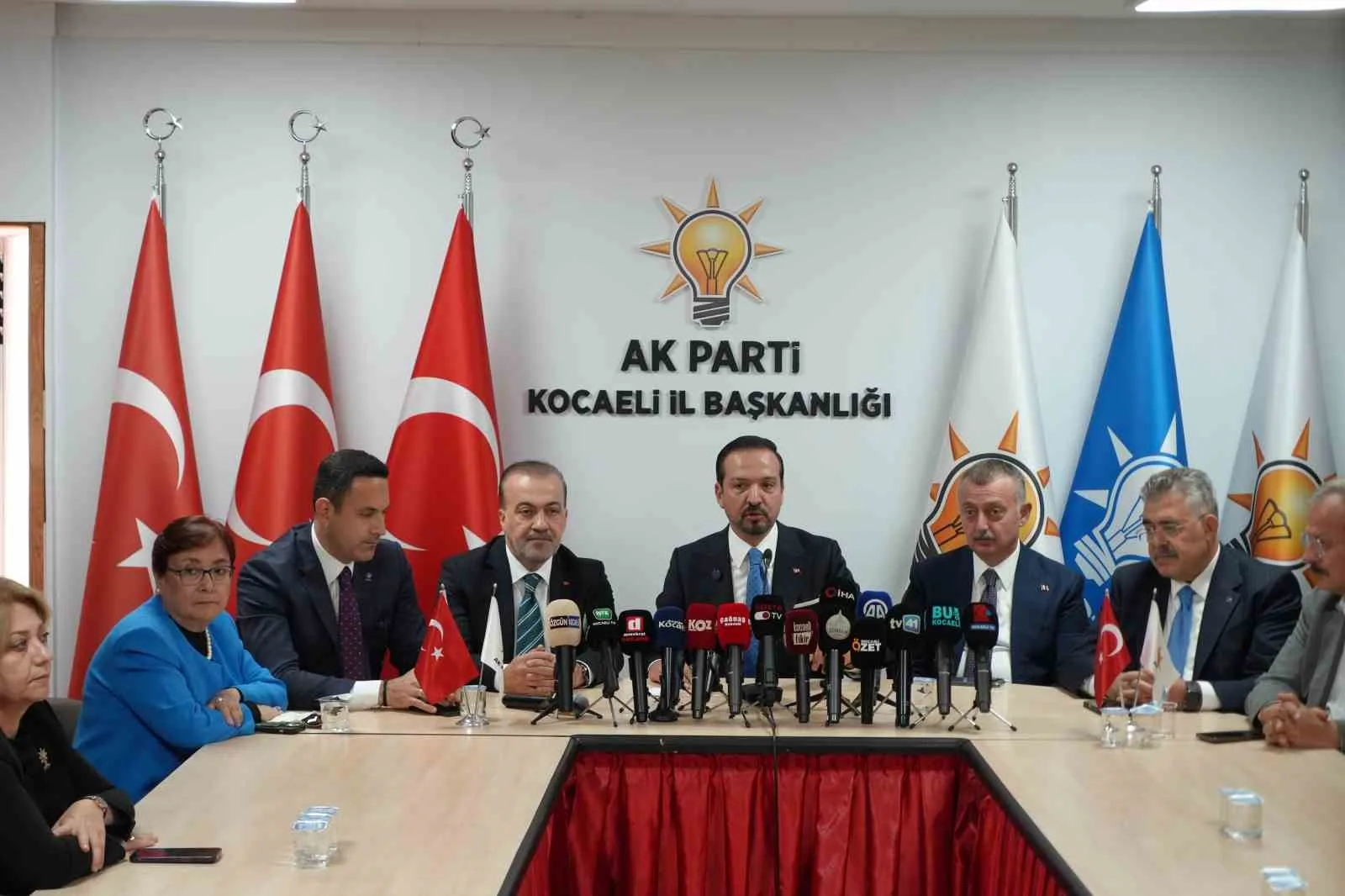 AK PARTİ GENEL BAŞKAN YARDIMCISI VE TÜRK DEVLETLERİ İLE İLİŞKİLER BAŞKANI KÜRŞAD ZORLU, TÜRK DÜNYASI GENÇLİK BULUŞMASI KAPSAMINDA GELDİĞİ KOCAELİ'DE, PARTİSİNİN İL BAŞKANLIĞINDA GÜNDEME İLİŞKİN AÇIKLAMALARDA BULUNDU.
