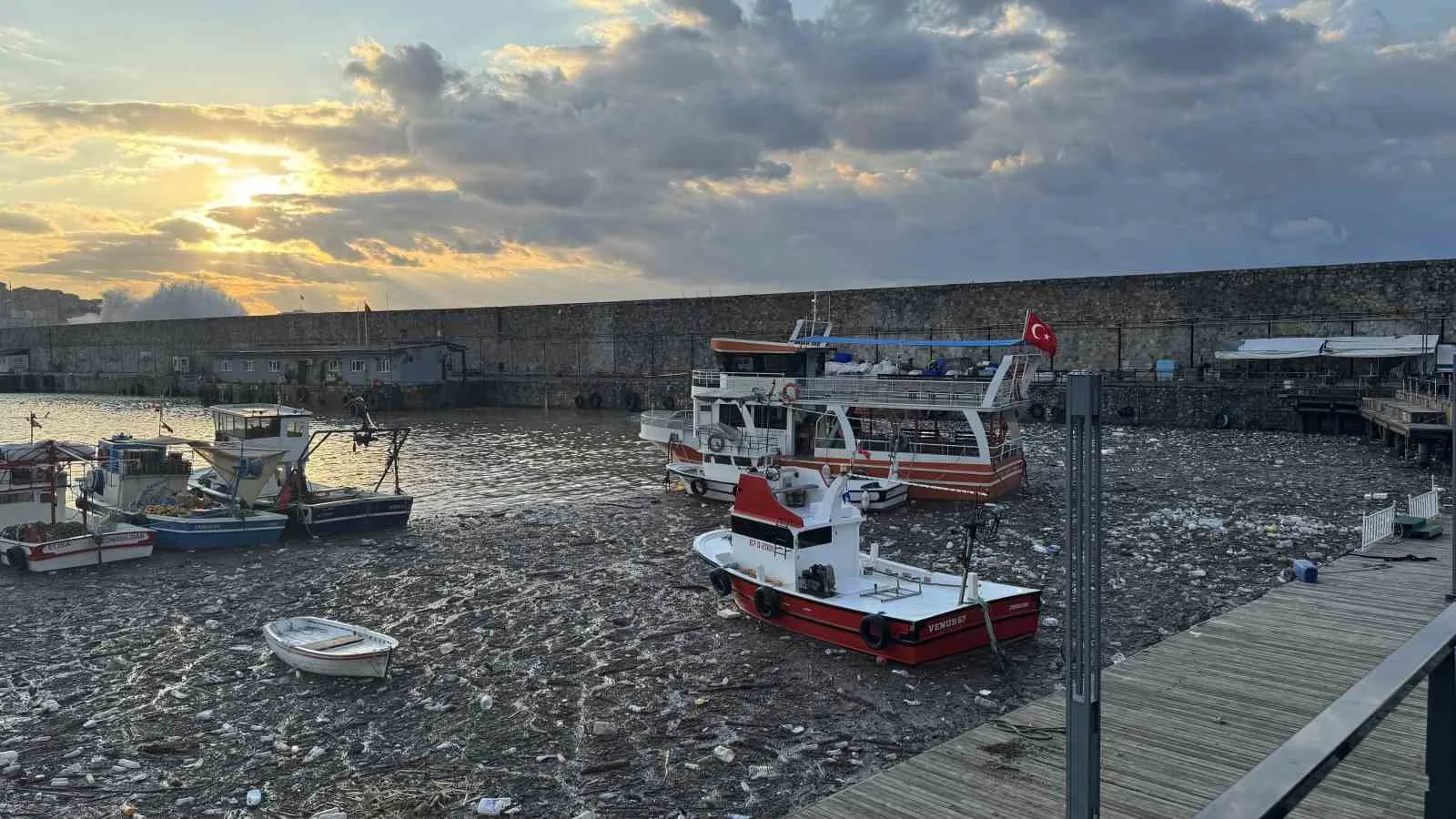 ZONGULDAK(İHA)-ZONGULDAK’TA İKİ GÜNDÜR ETKİLİ OLAN SAĞANAK YAĞIŞLARIN ARDINDAN DERELERDEN SÜRÜKLENEN PLASTİK ATIKLAR VE ÇÖPLER LİMANDA BİRİKTİ. ORTAYA ÇIKAN MANZARA VATANDAŞLARI ŞAŞIRTTI.