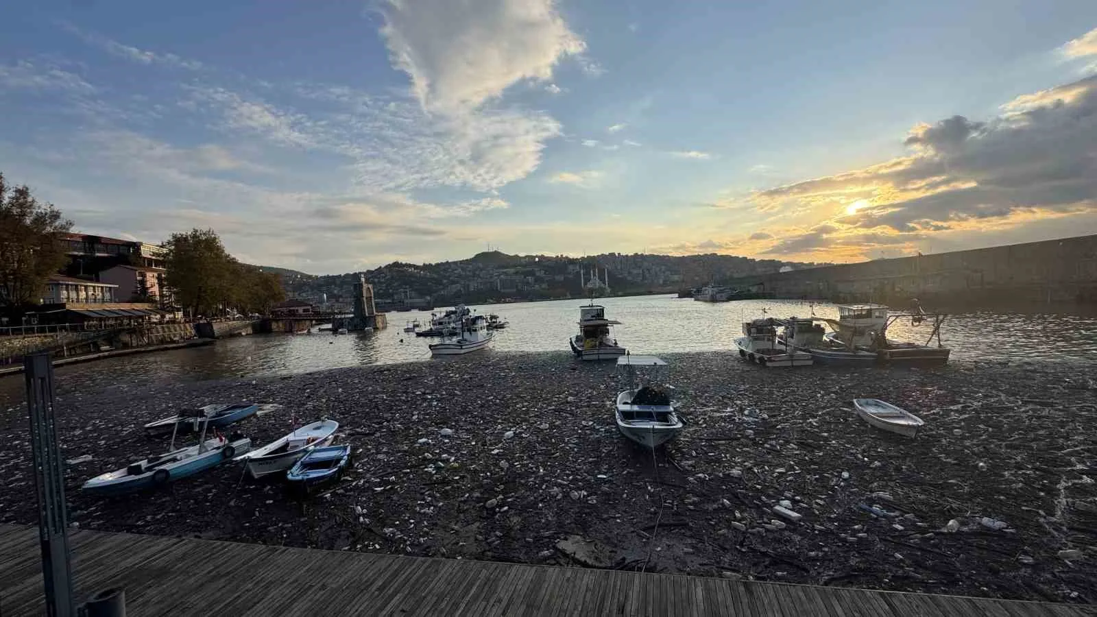 ZONGULDAK(İHA)-ZONGULDAK’TA İKİ GÜNDÜR ETKİLİ OLAN SAĞANAK YAĞIŞLARIN ARDINDAN DERELERDEN SÜRÜKLENEN PLASTİK ATIKLAR VE ÇÖPLER LİMANDA BİRİKTİ. ORTAYA ÇIKAN MANZARA VATANDAŞLARI ŞAŞIRTTI.
