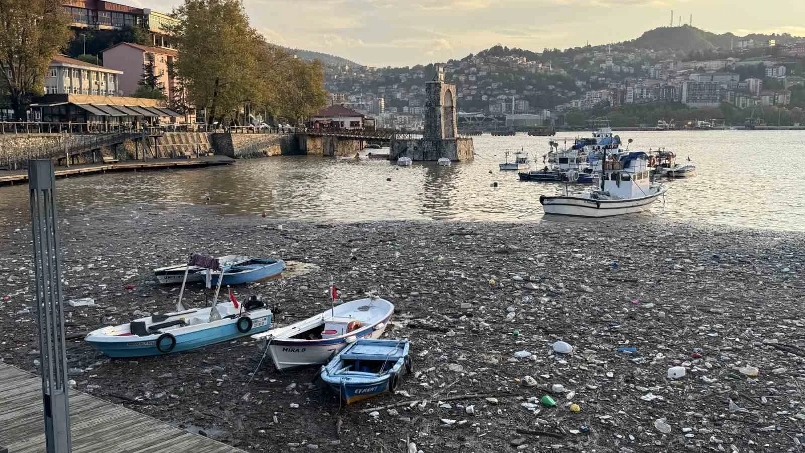 ZONGULDAK(İHA)-ZONGULDAK’TA İKİ GÜNDÜR ETKİLİ OLAN SAĞANAK YAĞIŞLARIN ARDINDAN DERELERDEN SÜRÜKLENEN PLASTİK ATIKLAR VE ÇÖPLER LİMANDA BİRİKTİ. ORTAYA ÇIKAN MANZARA VATANDAŞLARI ŞAŞIRTTI.