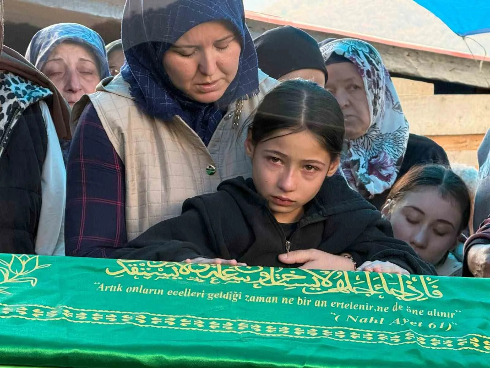 CENAZEDE 10 YAŞINDAKİ ELİF BABASININ TABUTU BAŞINDA GÖZYAŞI DÖKTÜ