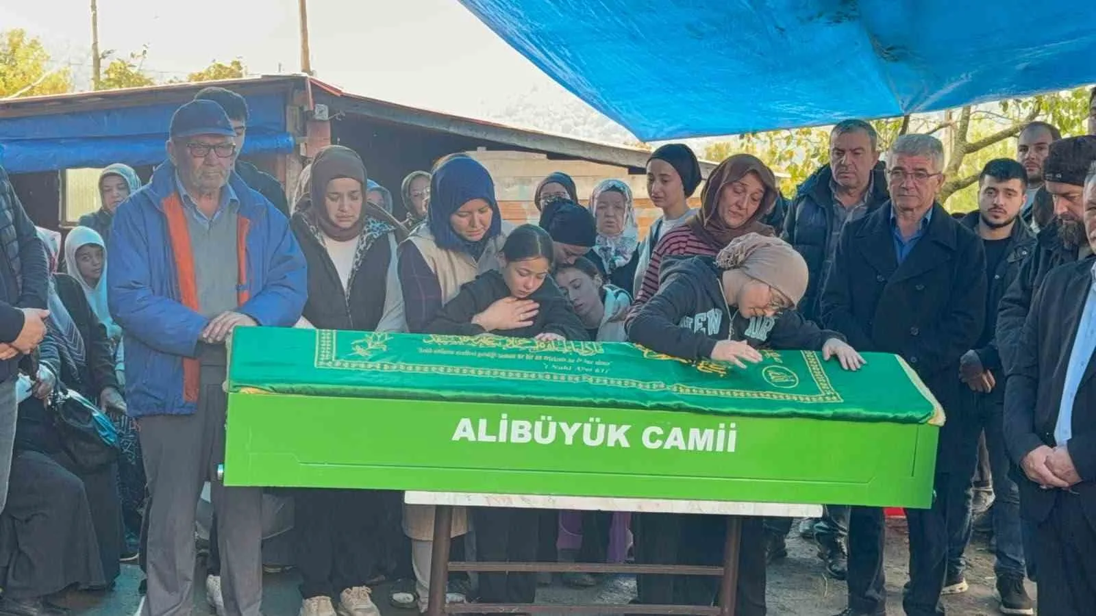 ZONGULDAK'IN KİLİMLİ İLÇESİNDEKİ MADEN OCAĞINDA MEYDANA GELEN GRİZU PATLAMASINDA HAYATINI KAYBEDEN 3 ÇOCUK BABASI RECEP ÇOLAKOĞLU (45), GÖZYAŞLARI ARASINDA TOPRAĞA VERİLDİ.