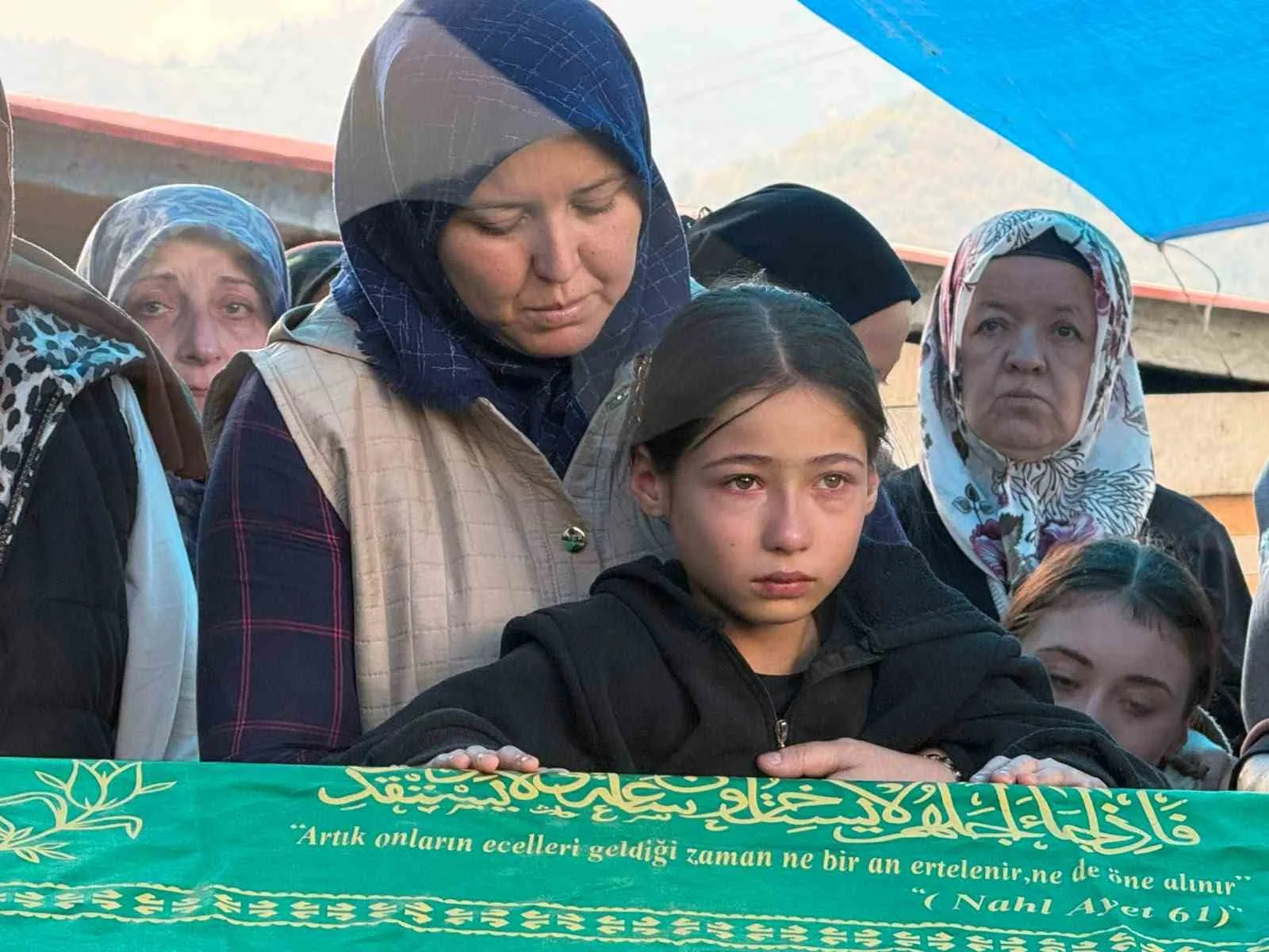 CENAZEDE 10 YAŞINDAKİ ELİF BABASININ TABUTU BAŞINDA GÖZYAŞI DÖKTÜ